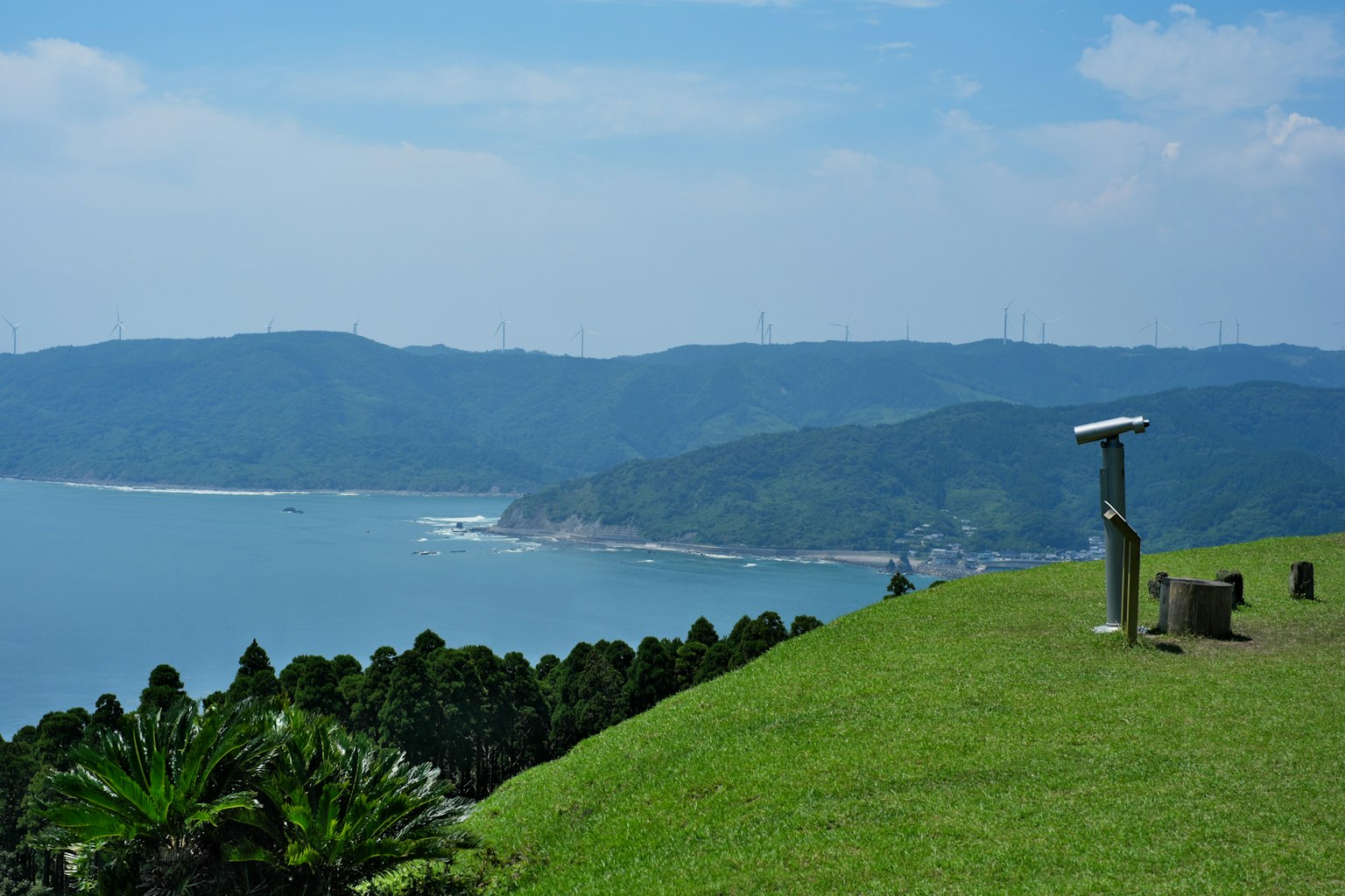 ทิวทัศน์ที่สวยงามจากยอดเขามองเห็นทะเลสีน้ำเงินและภูเขาเขียวและจุดชมวิว