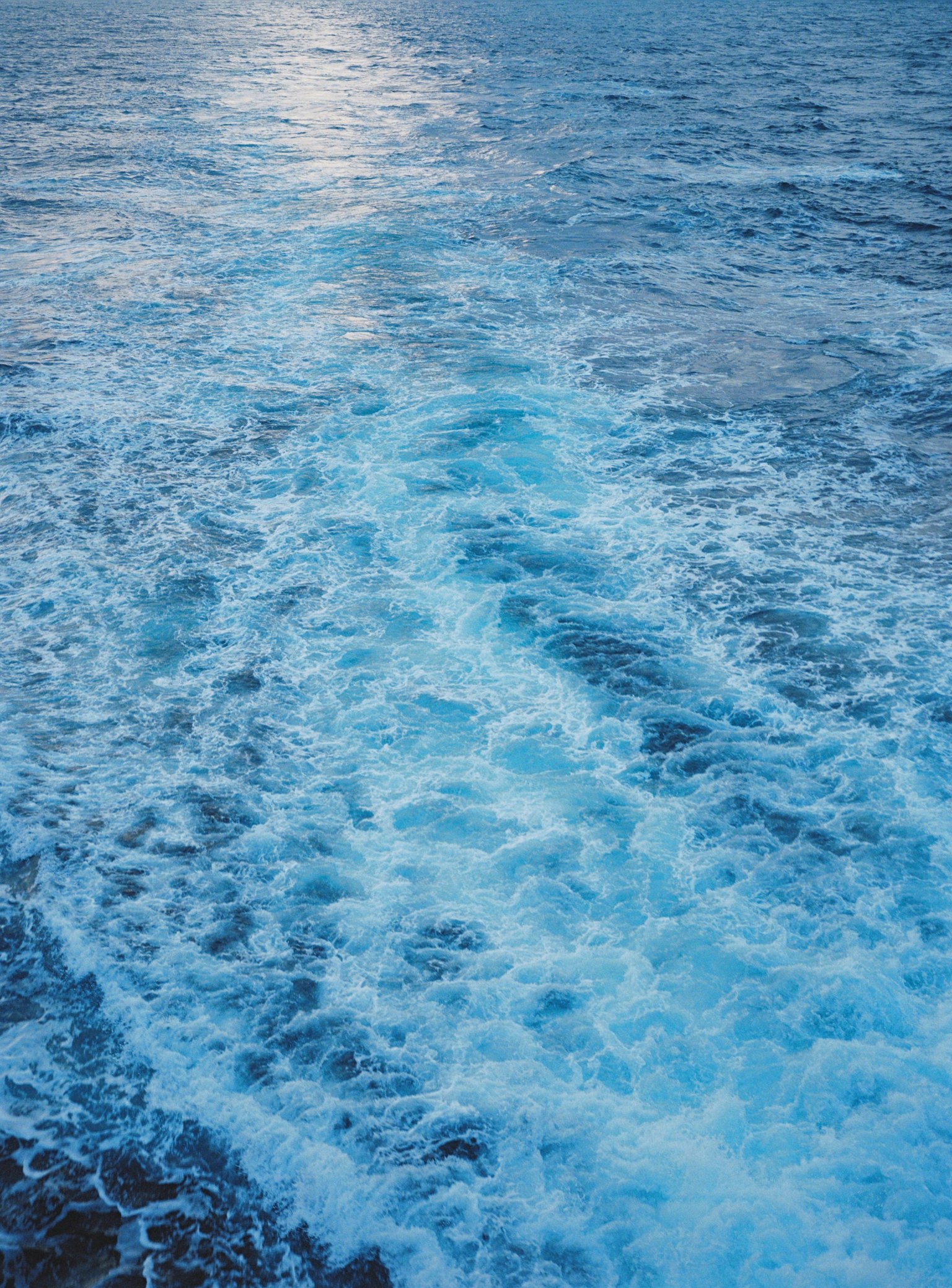 蓝色海洋波浪和泡沫