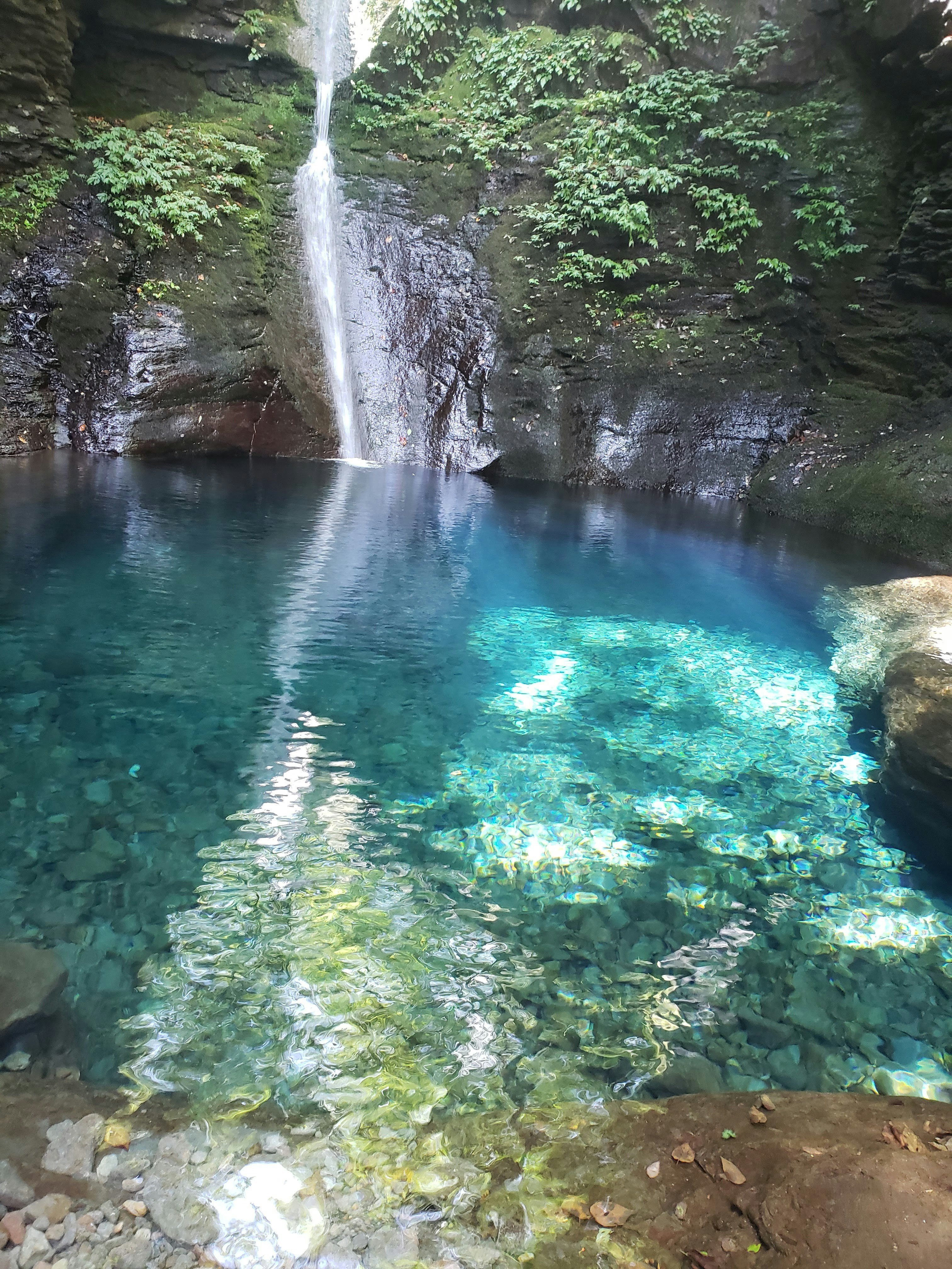 滝とエメラルド色の澄んだ滝壺（おしらじの滝）