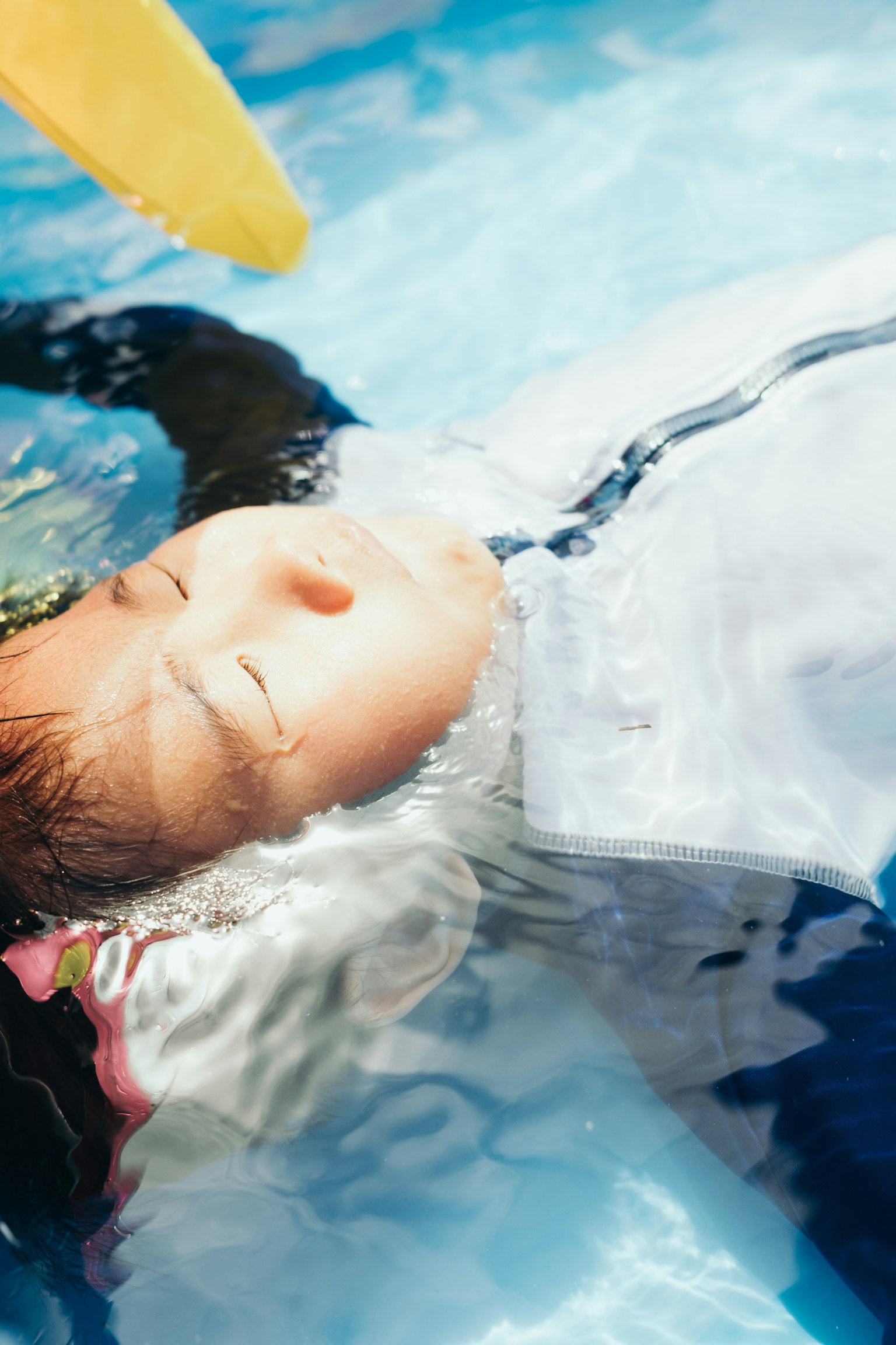 水中でリラックスしている子供の顔が見える写真