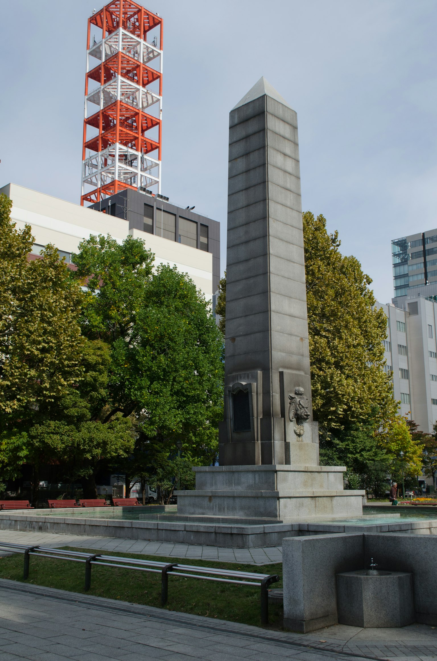 Alto monumento di pietra in un parco circondato da vegetazione