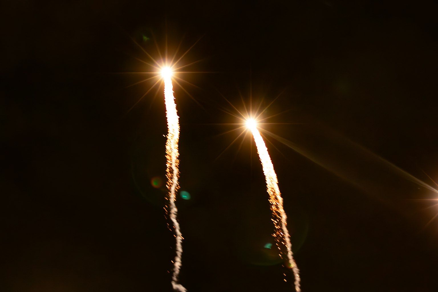 Deux feux d'artifice brillants tirant dans le ciel nocturne