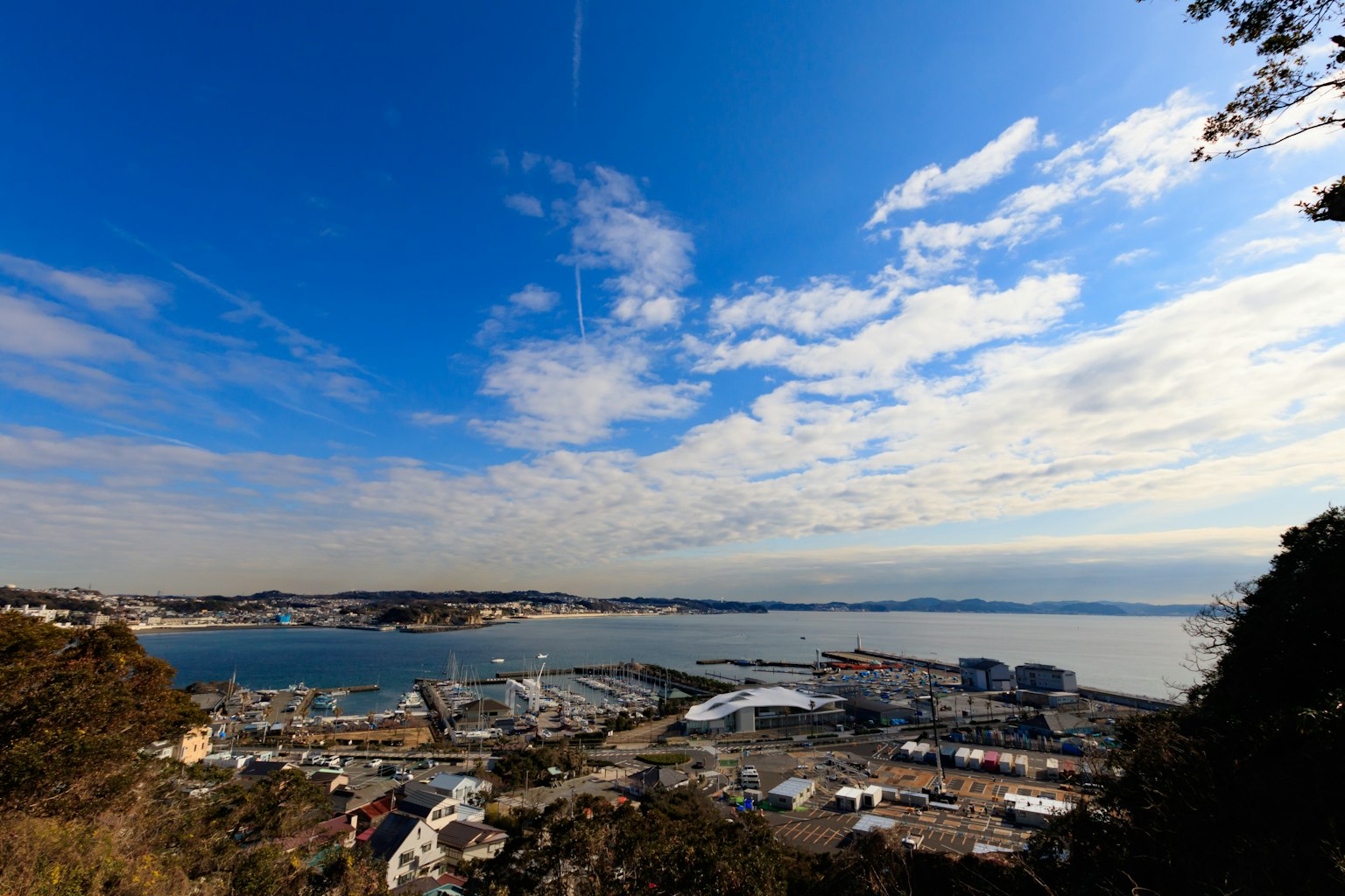 Vista panoramica di un porto sotto un cielo blu con nuvole