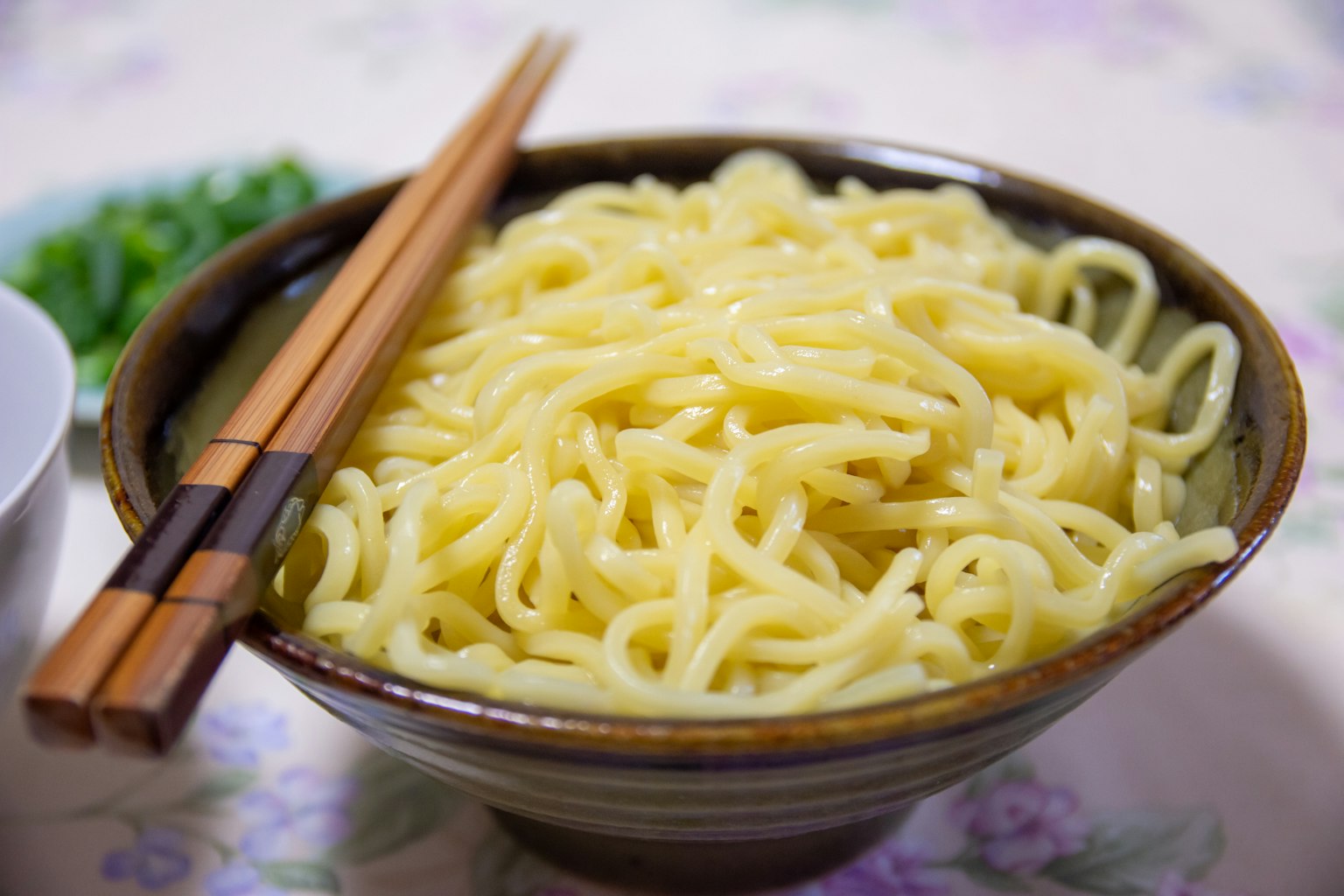 Một bát mì ngon với đũa