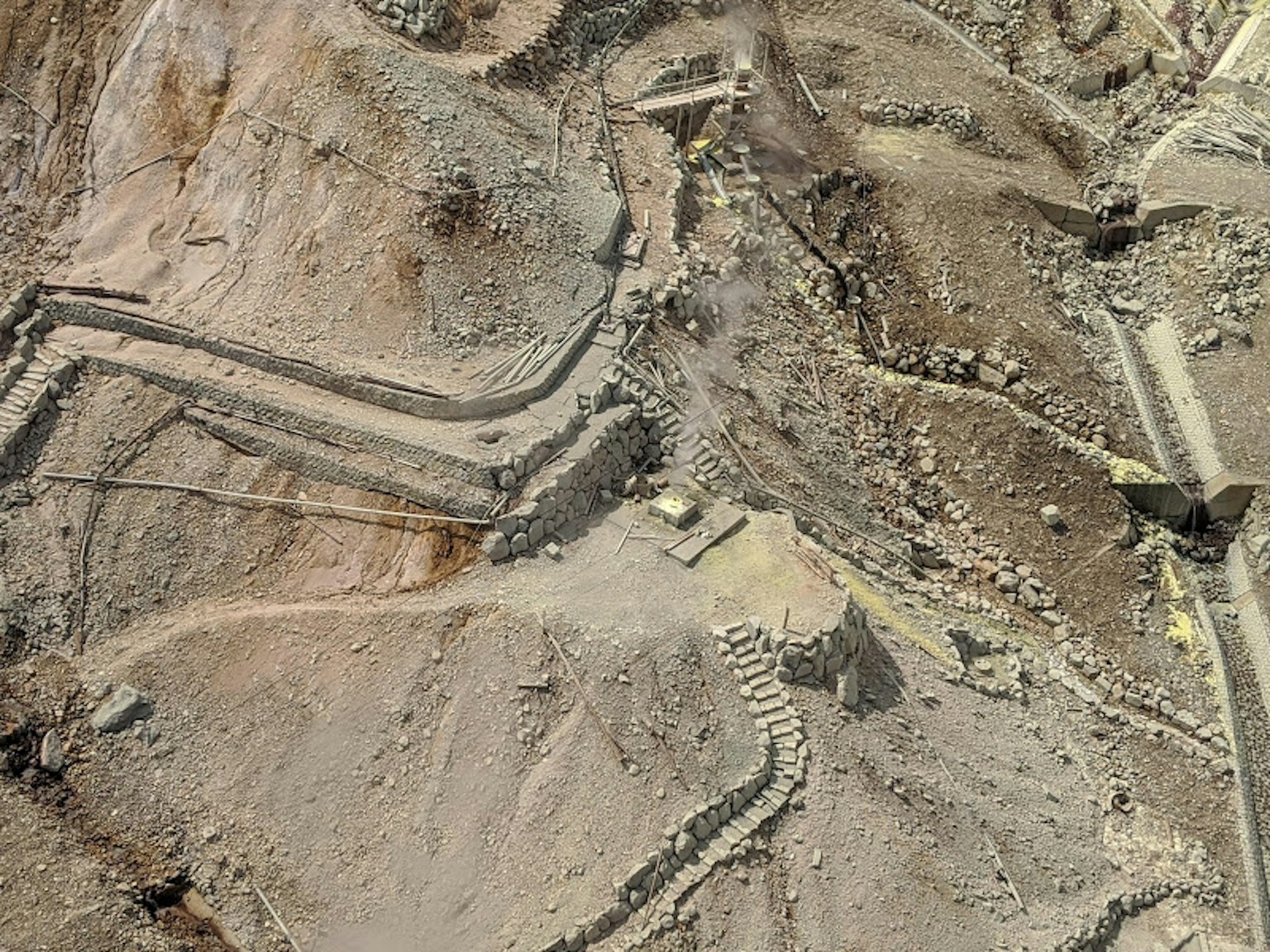 Vue aérienne de ruines anciennes dans un paysage désertique