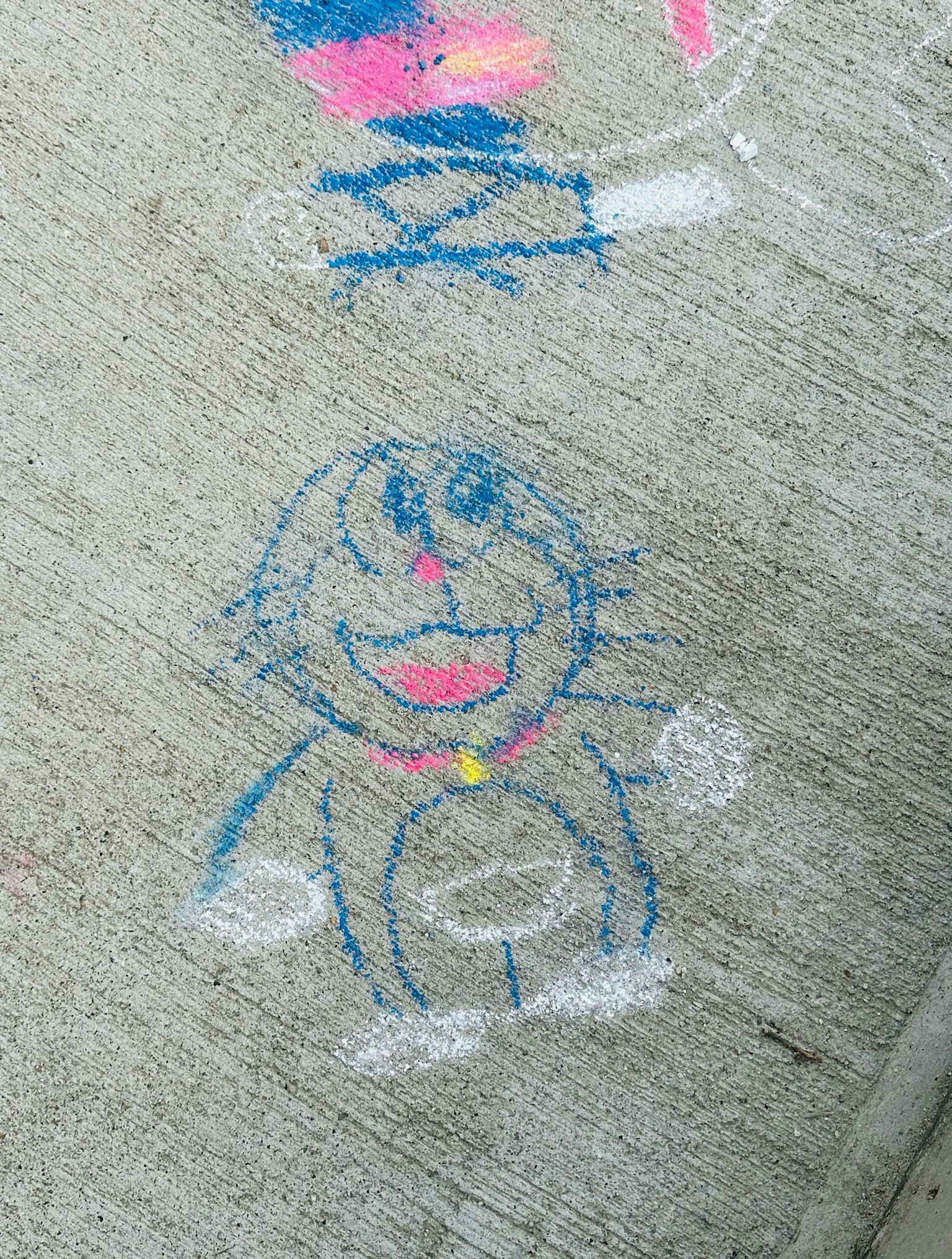 Zeichnung eines Charakters in blauer Kreide mit einem süßen Lächeln und Händen