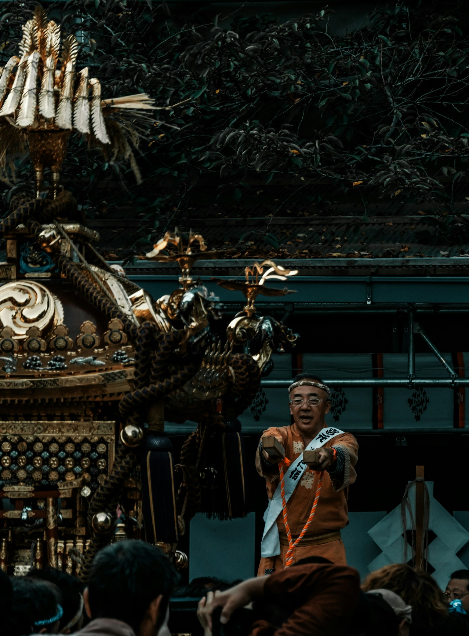 Seorang peserta festival mengangkat mikoshi yang dihias dengan desain rumit