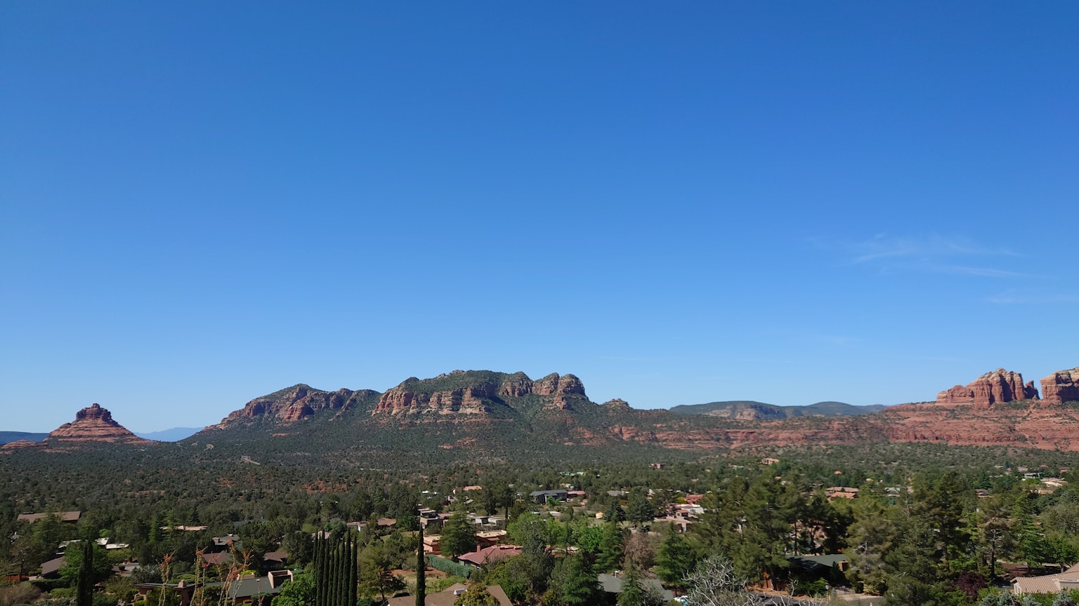 Vista escénica de las formaciones rocosas rojas de Sedona bajo un cielo azul claro