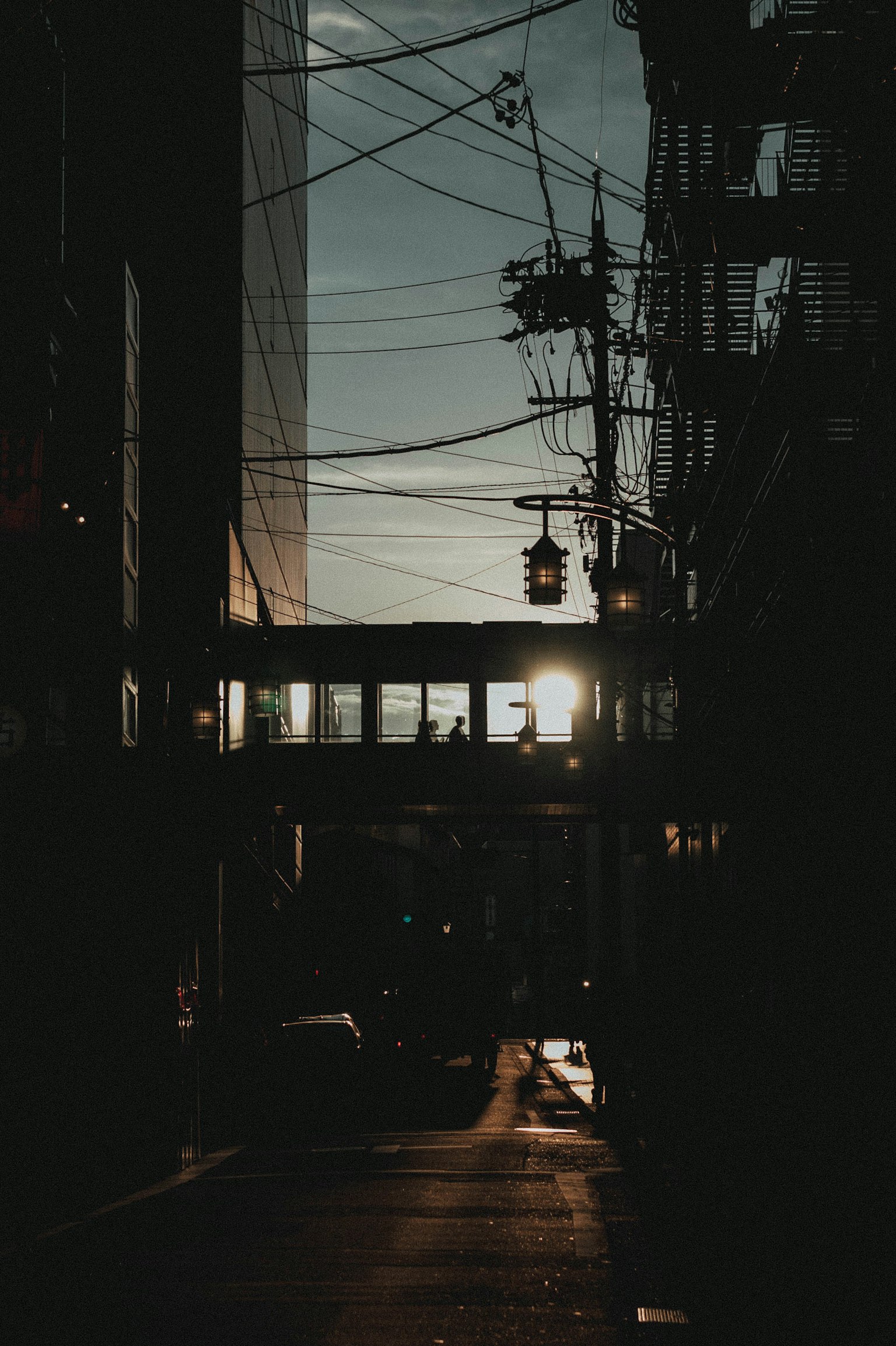 Paesaggio urbano al crepuscolo con edifici e linee elettriche
