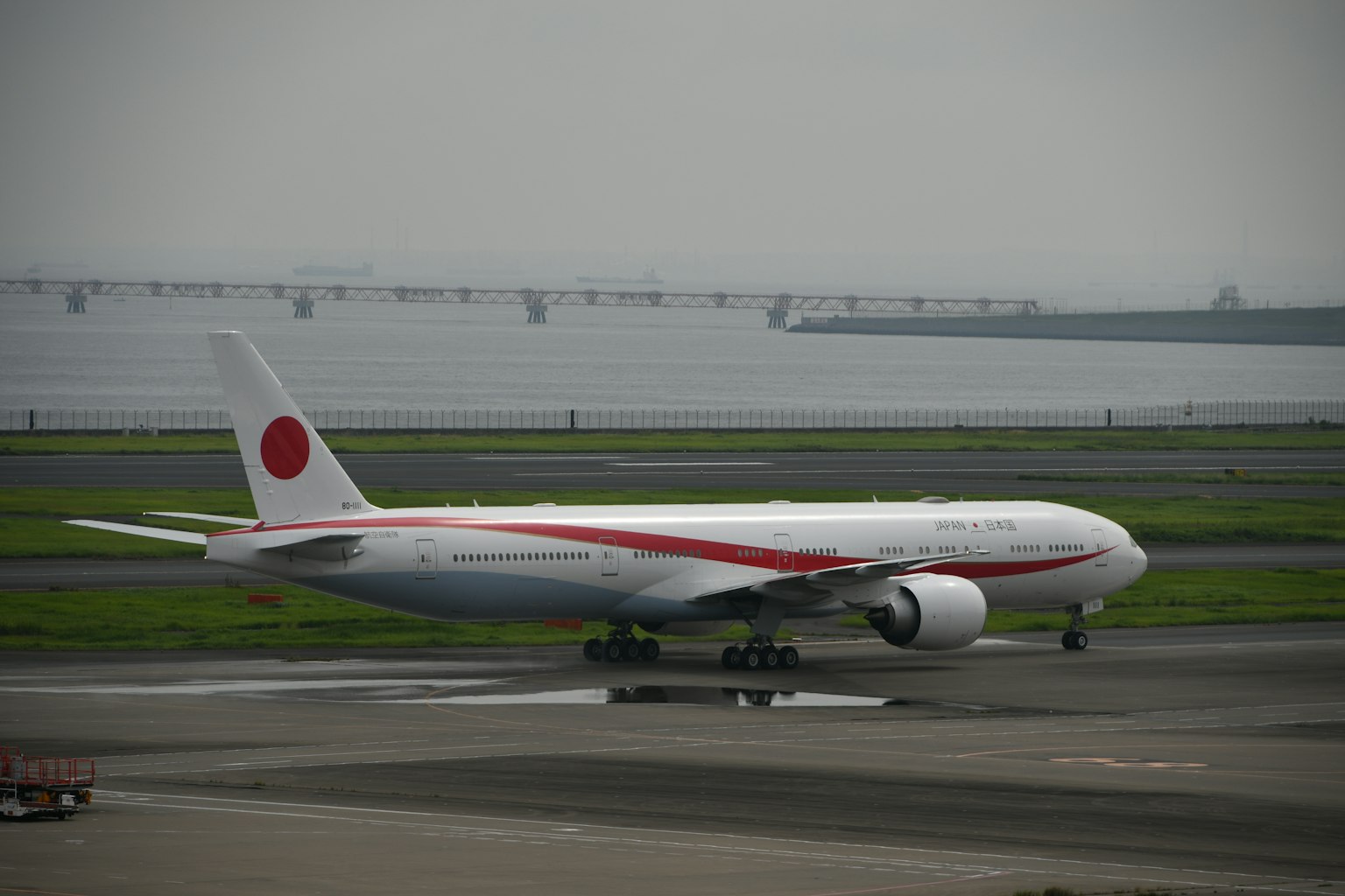 日本航空波音777在跑道上滑行