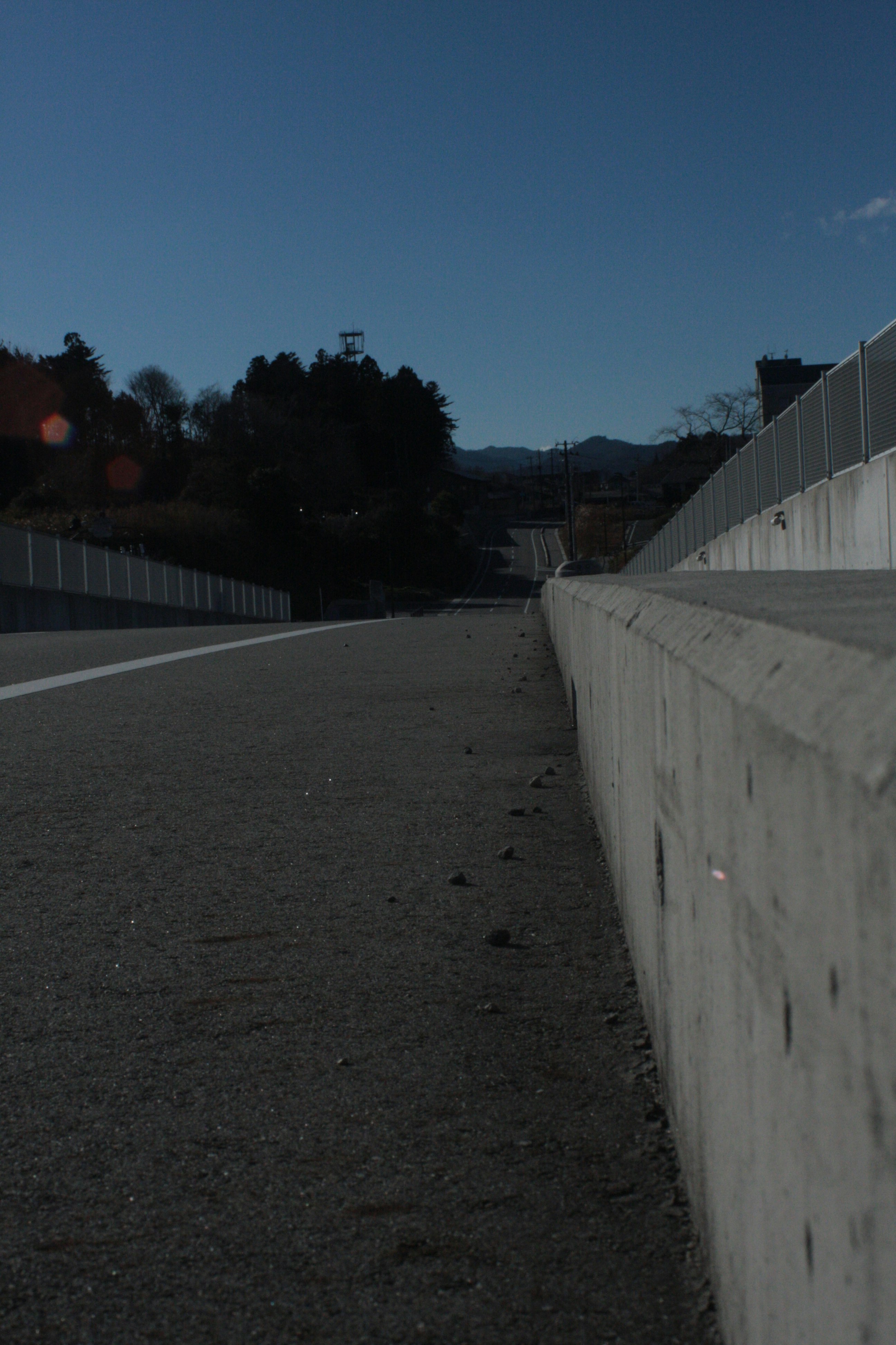 夕暮れの壁沿いの広い道路