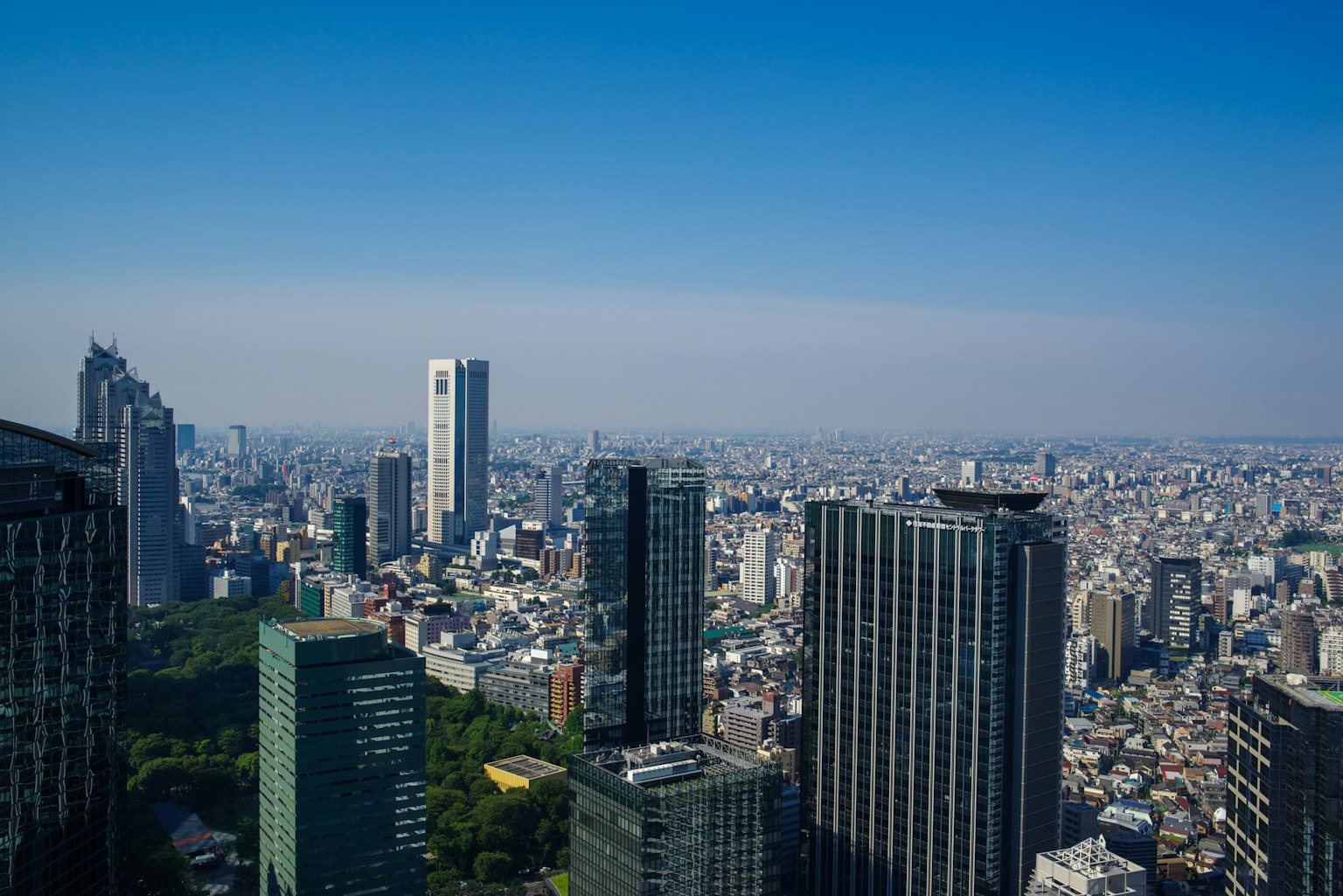 Vista del horizonte de Tokio con rascacielos y cielo azul claro