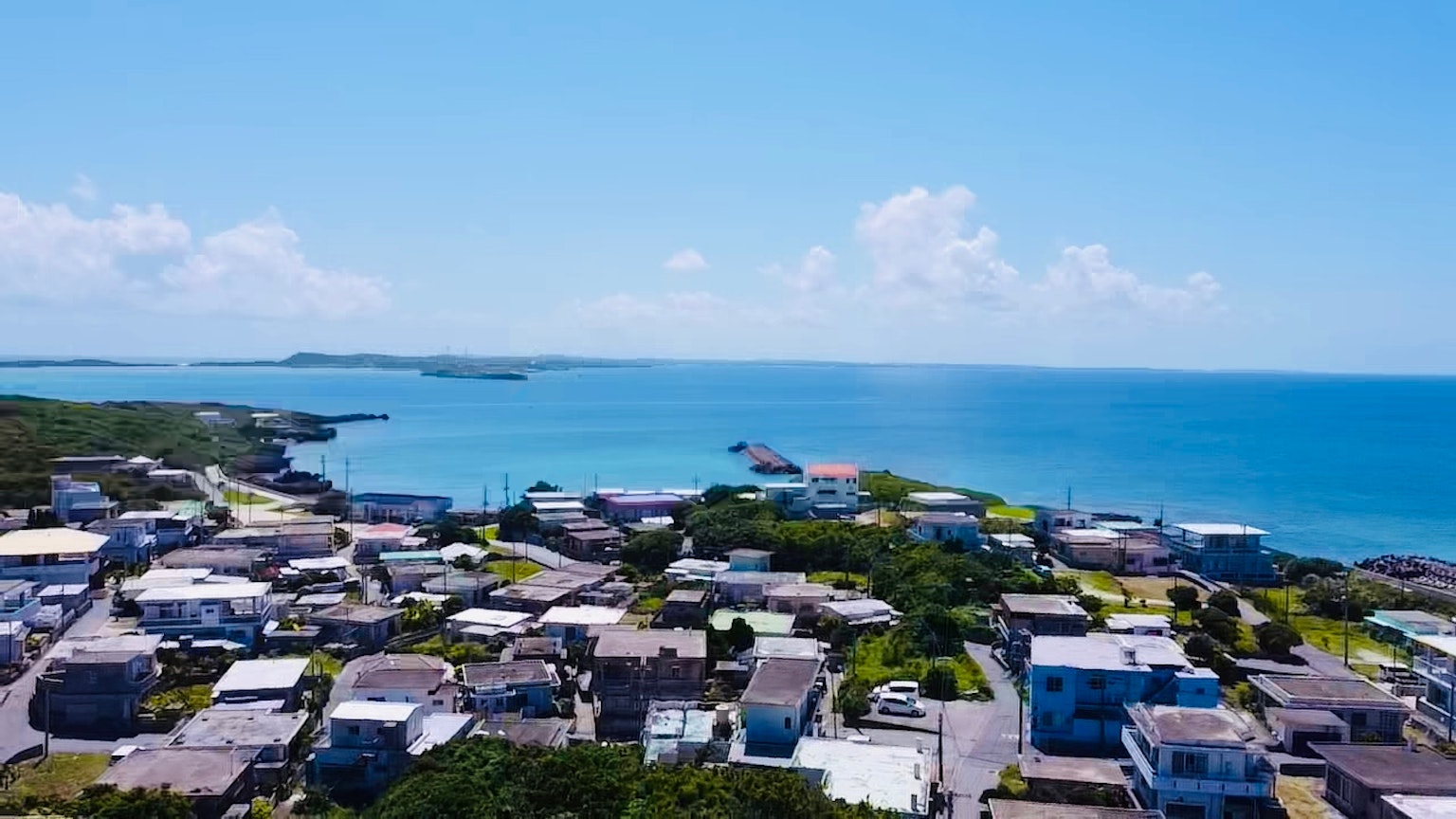沿海住宅区的航拍蓝色海洋和天空