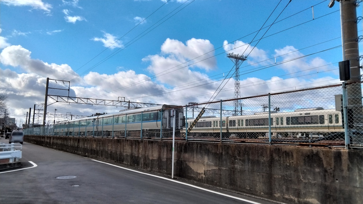 在藍天和白雲下的鐵路車輛視圖