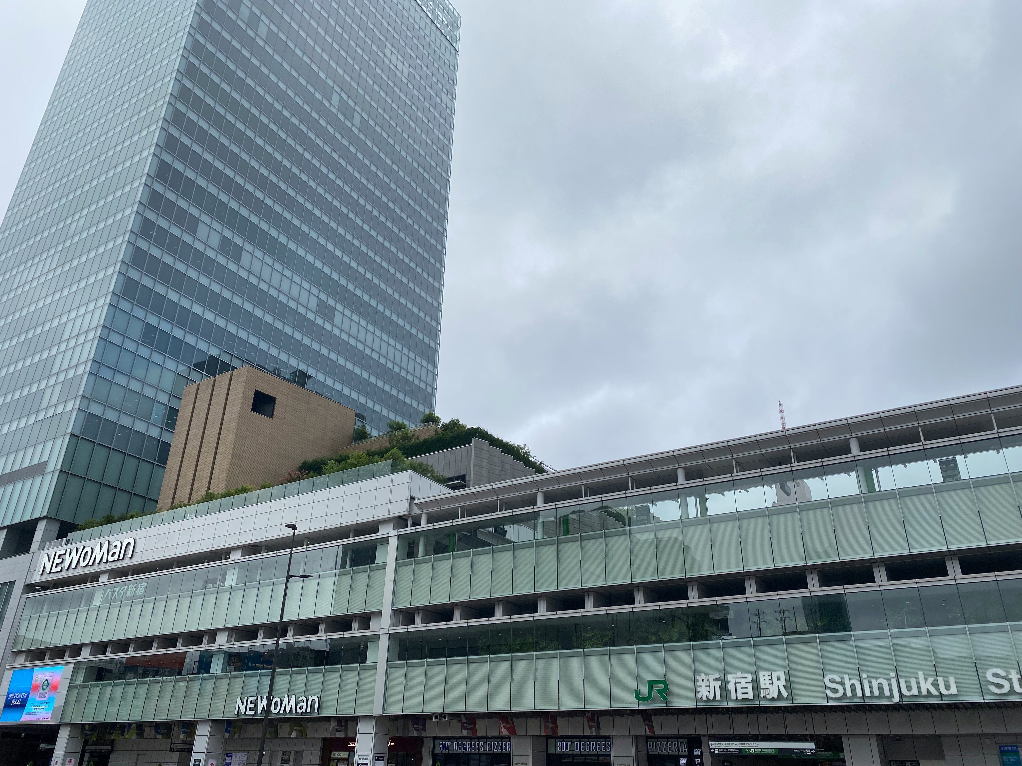 新宿站周邊的玻璃車站建築與高樓大廈