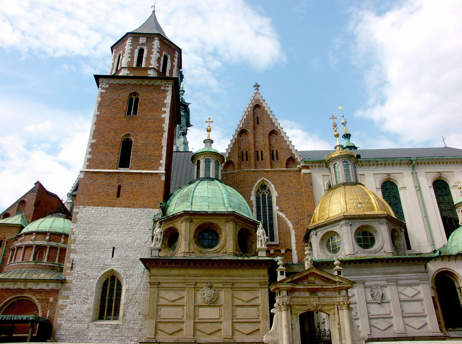 Stili architettonici distintivi e colori della cattedrale di Wawel a Cracovia