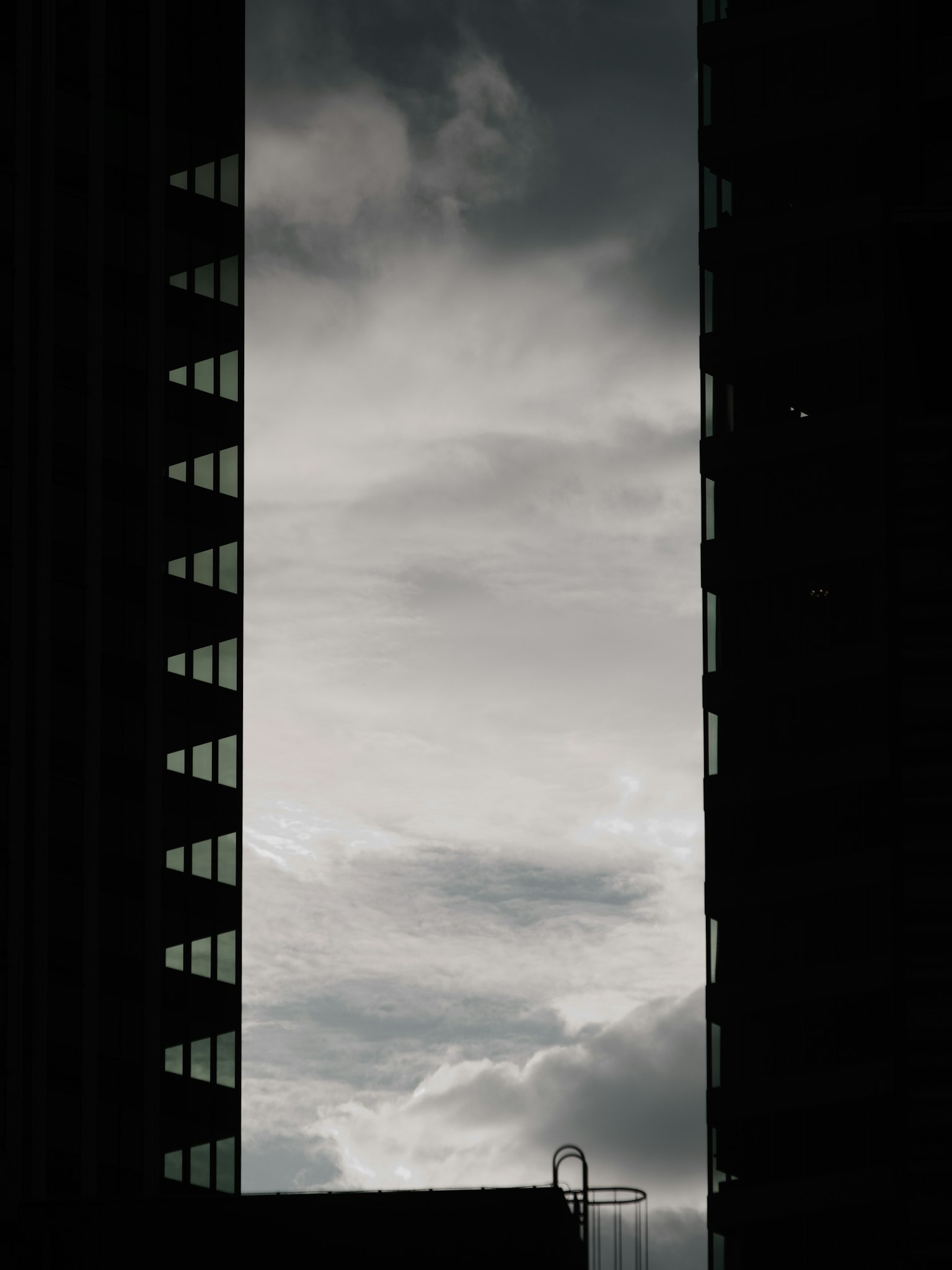 Reflejo de un cielo nublado entre dos edificios