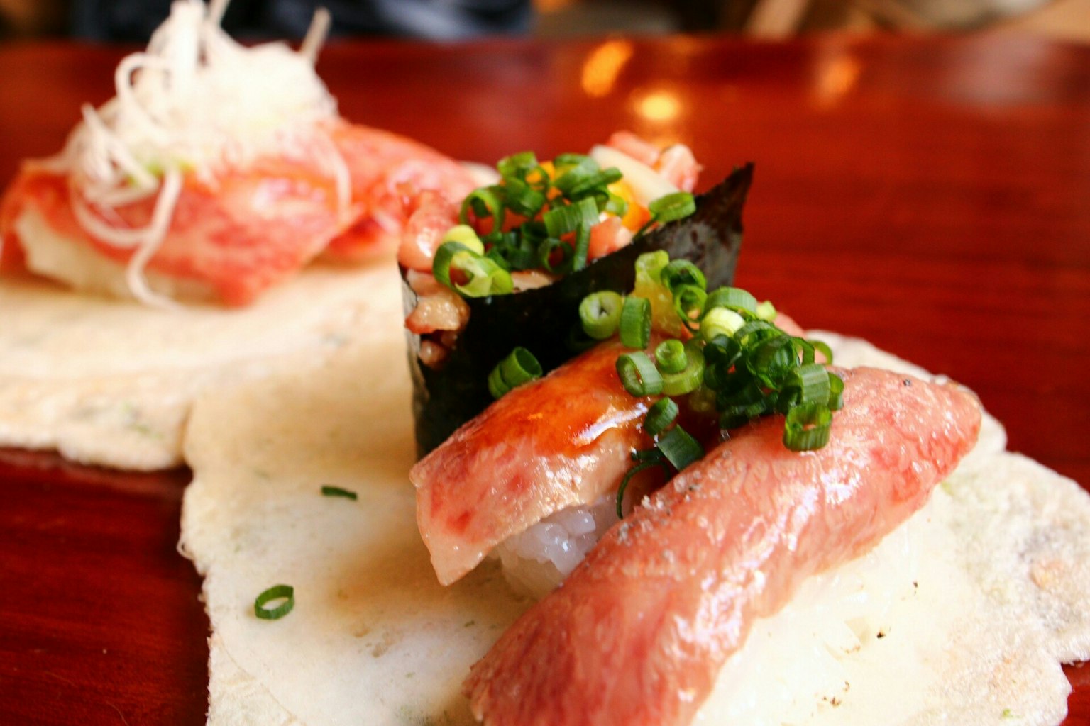 Sushi berwarna cerah disusun cantik di atas piring