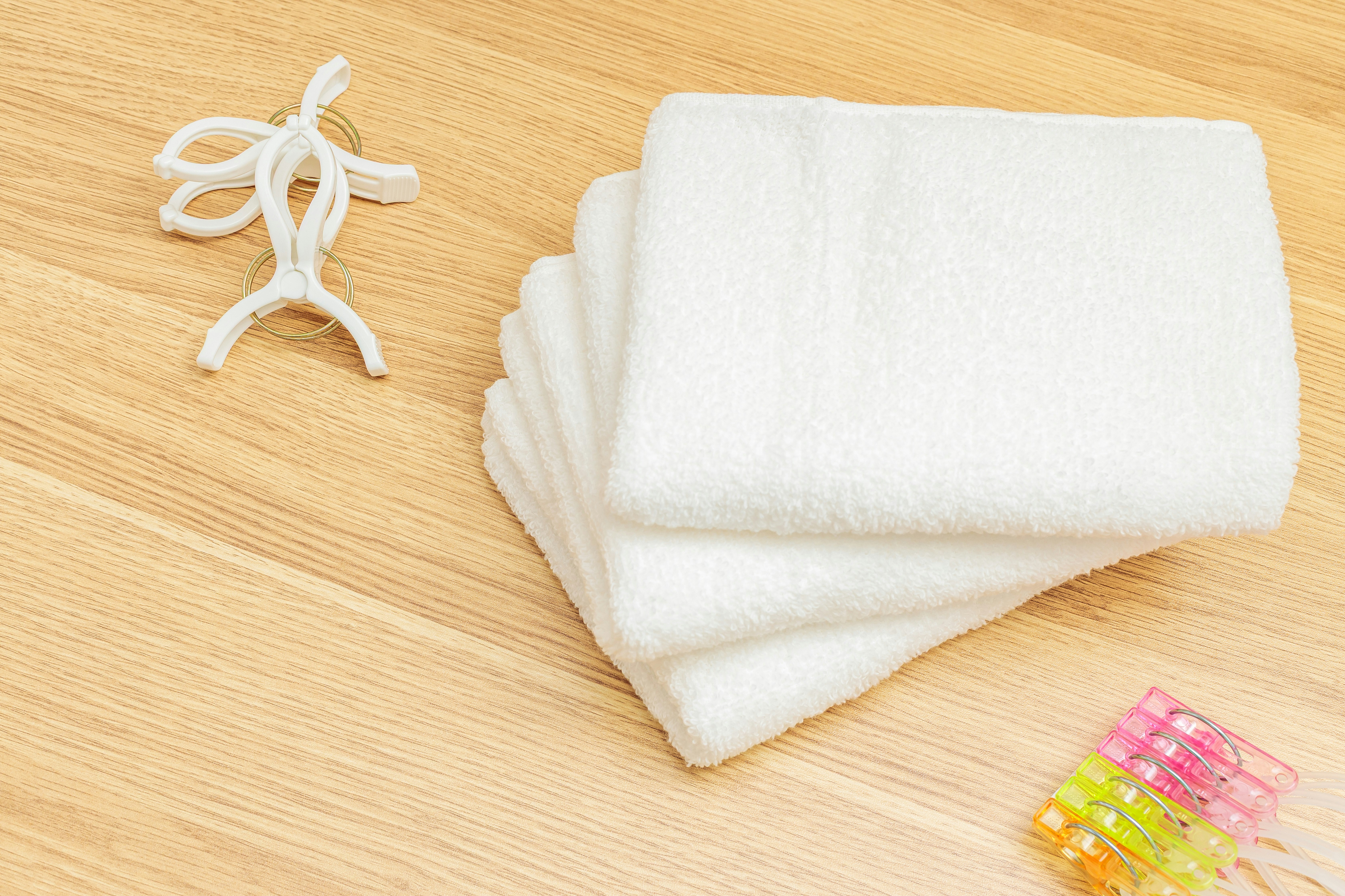 Serviettes blanches et savon sur une surface en bois