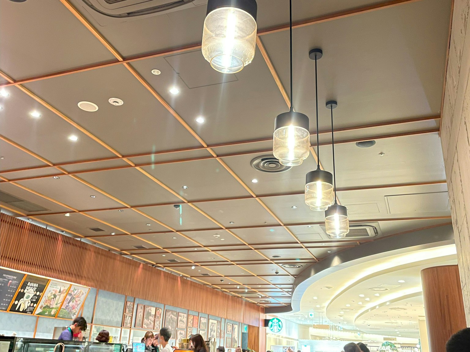 Design intérieur d'un café avec des éléments en bois et un éclairage élégant