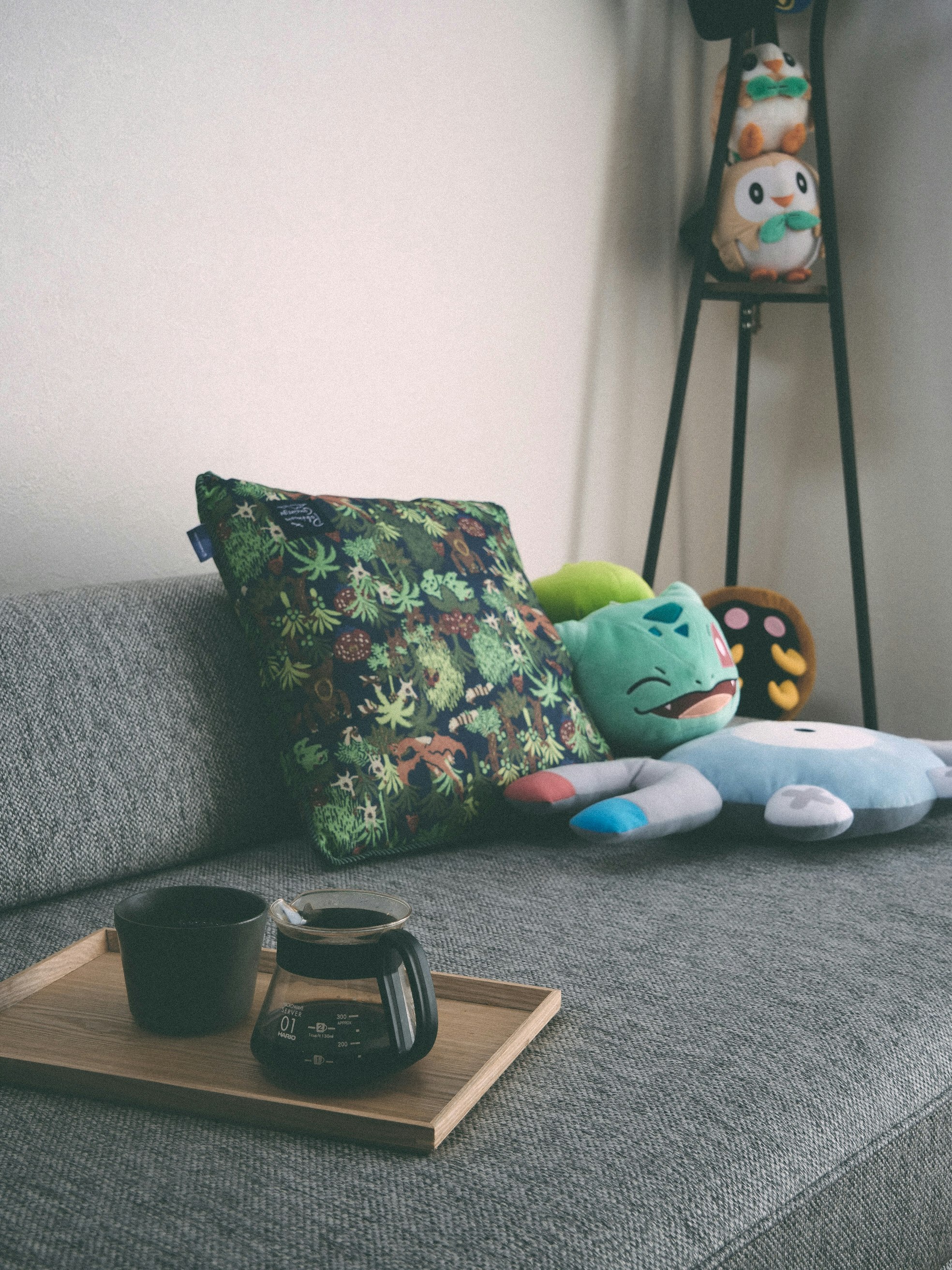 観葉植物のあるリビングのソファとコーヒー