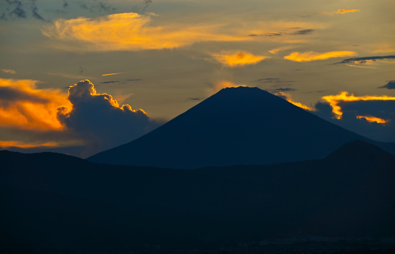Silhouette eines Berges vor einem Sonnenuntergangshimmel