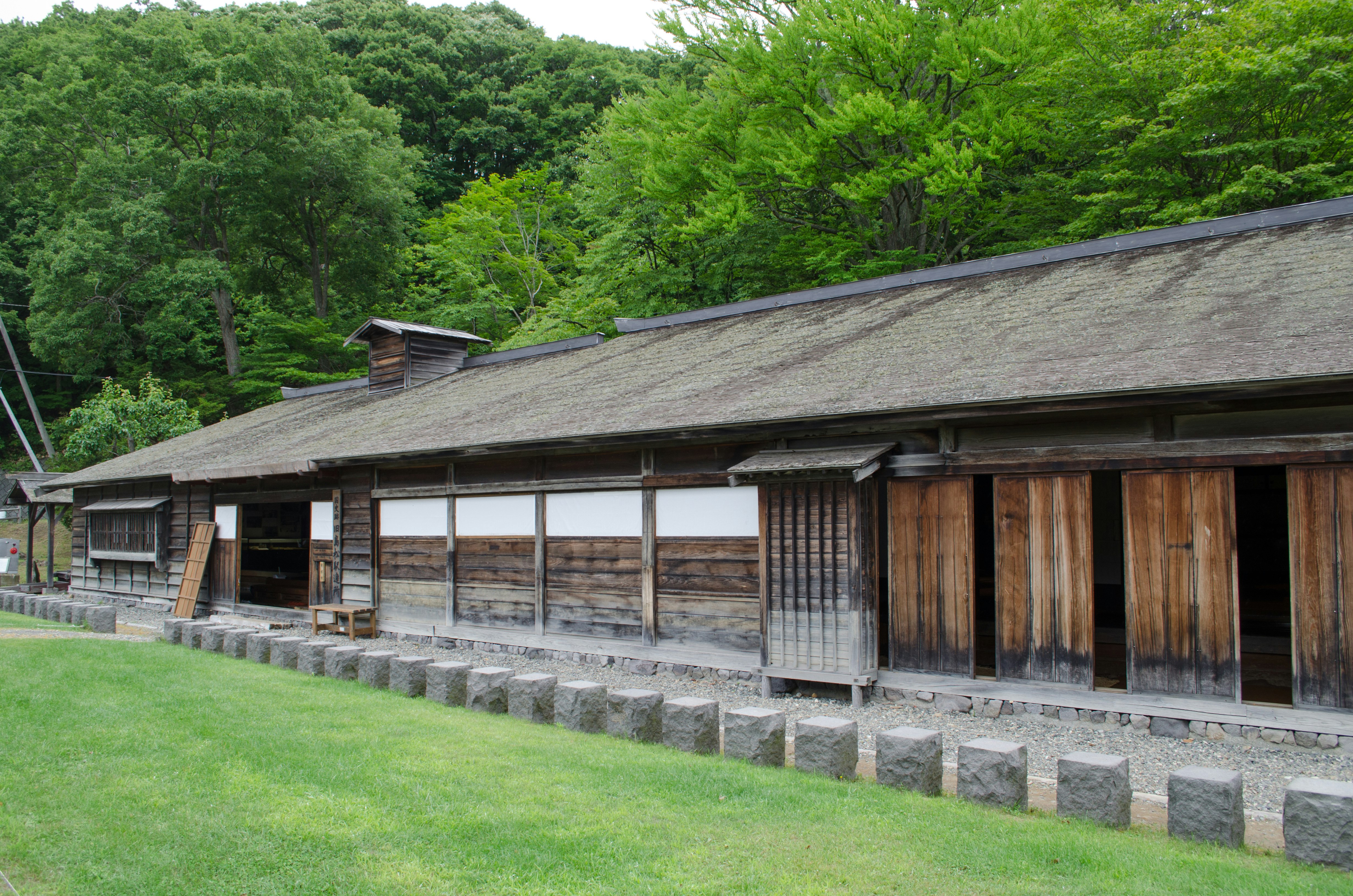 綠草坪旁的歷史長木屋建築