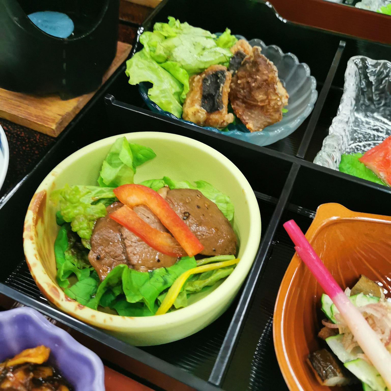 Un repas japonais joliment présenté avec des ingrédients colorés