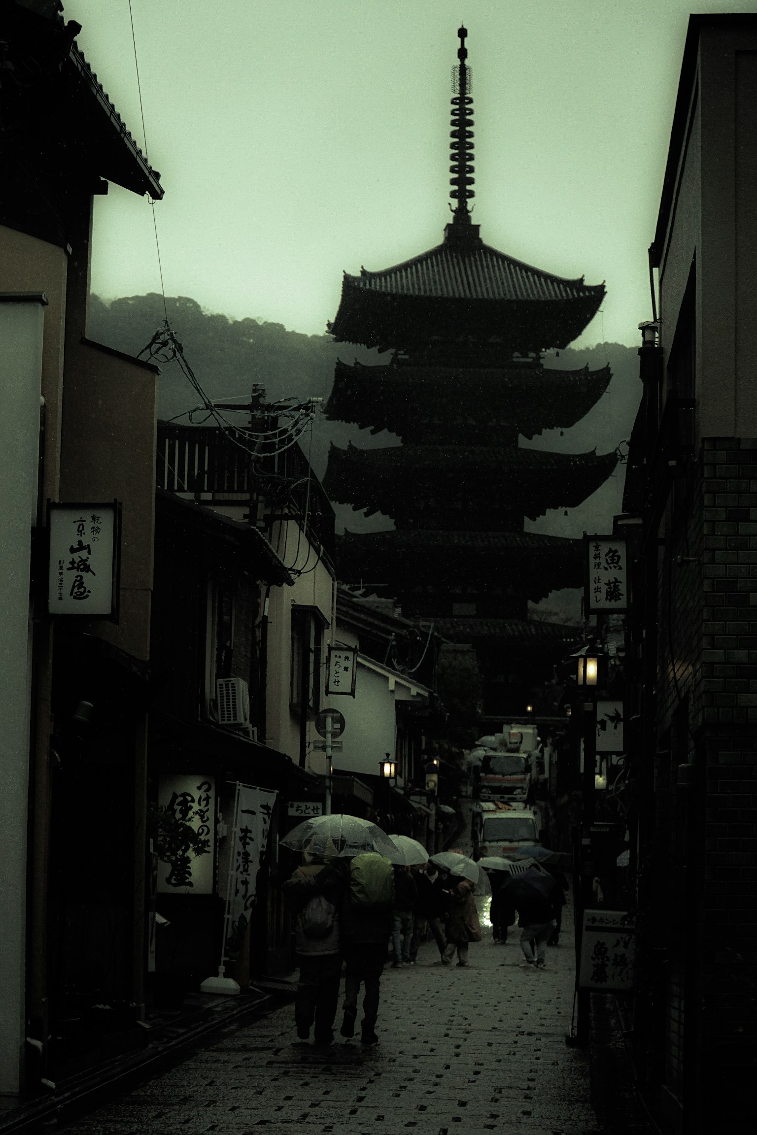 雨中城市街道上的寶塔和人們的輪廓