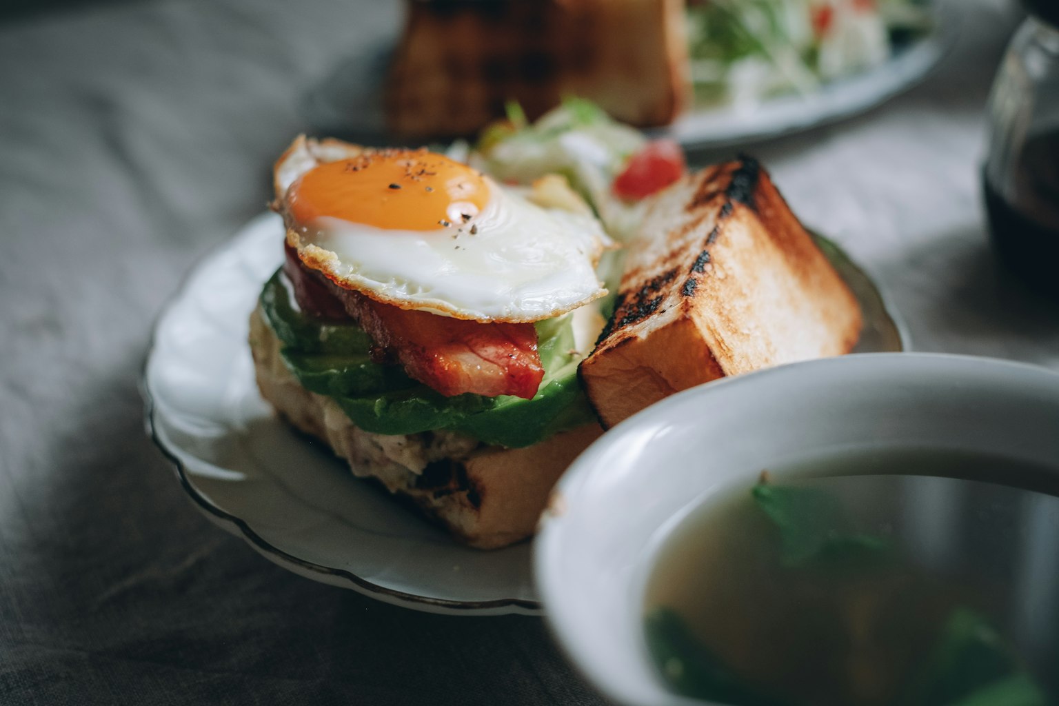 Colazione deliziosa con uovo fritto e verdure su toast