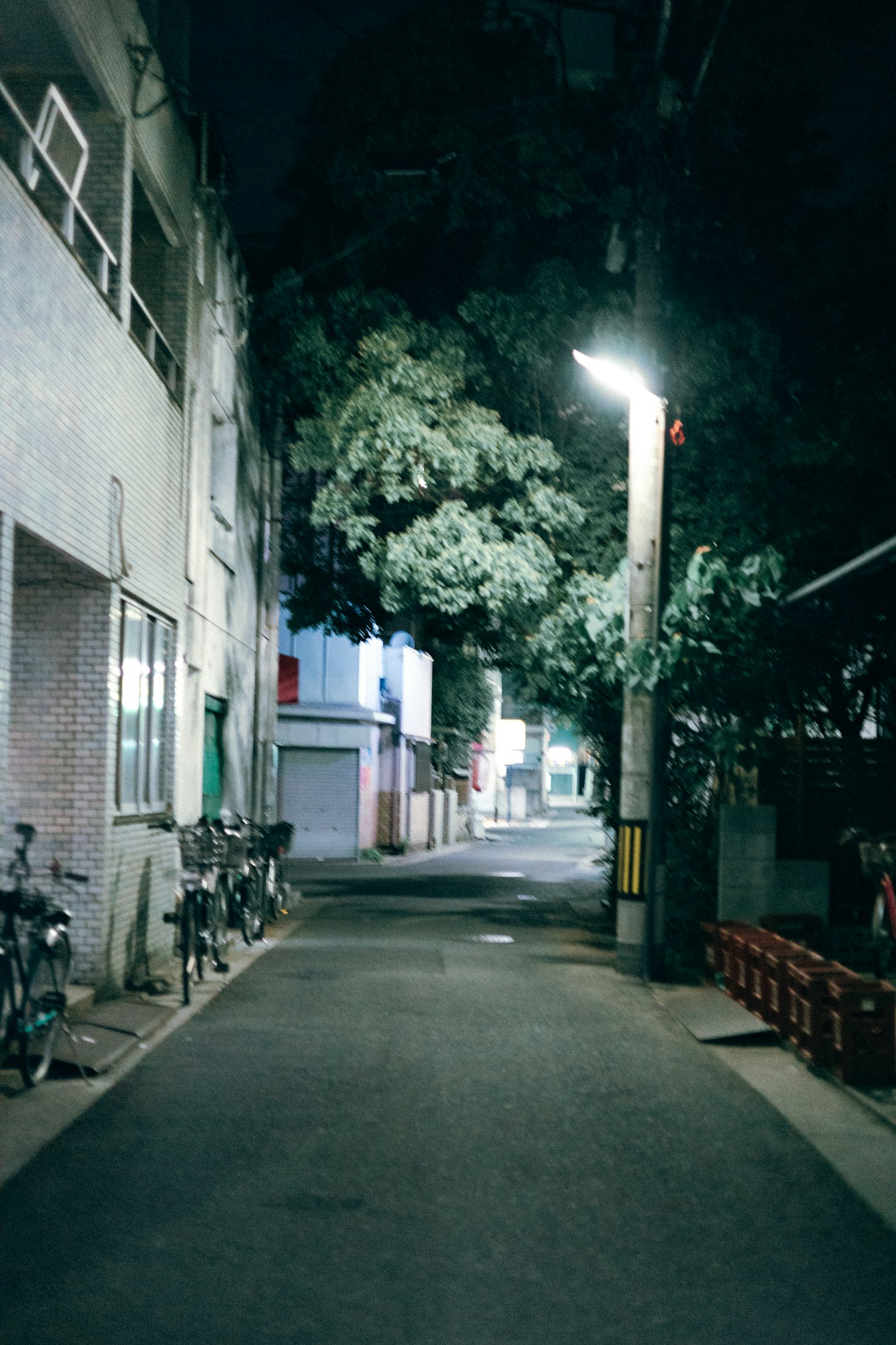 밤의 좁은 거리와 자전거, 가로등