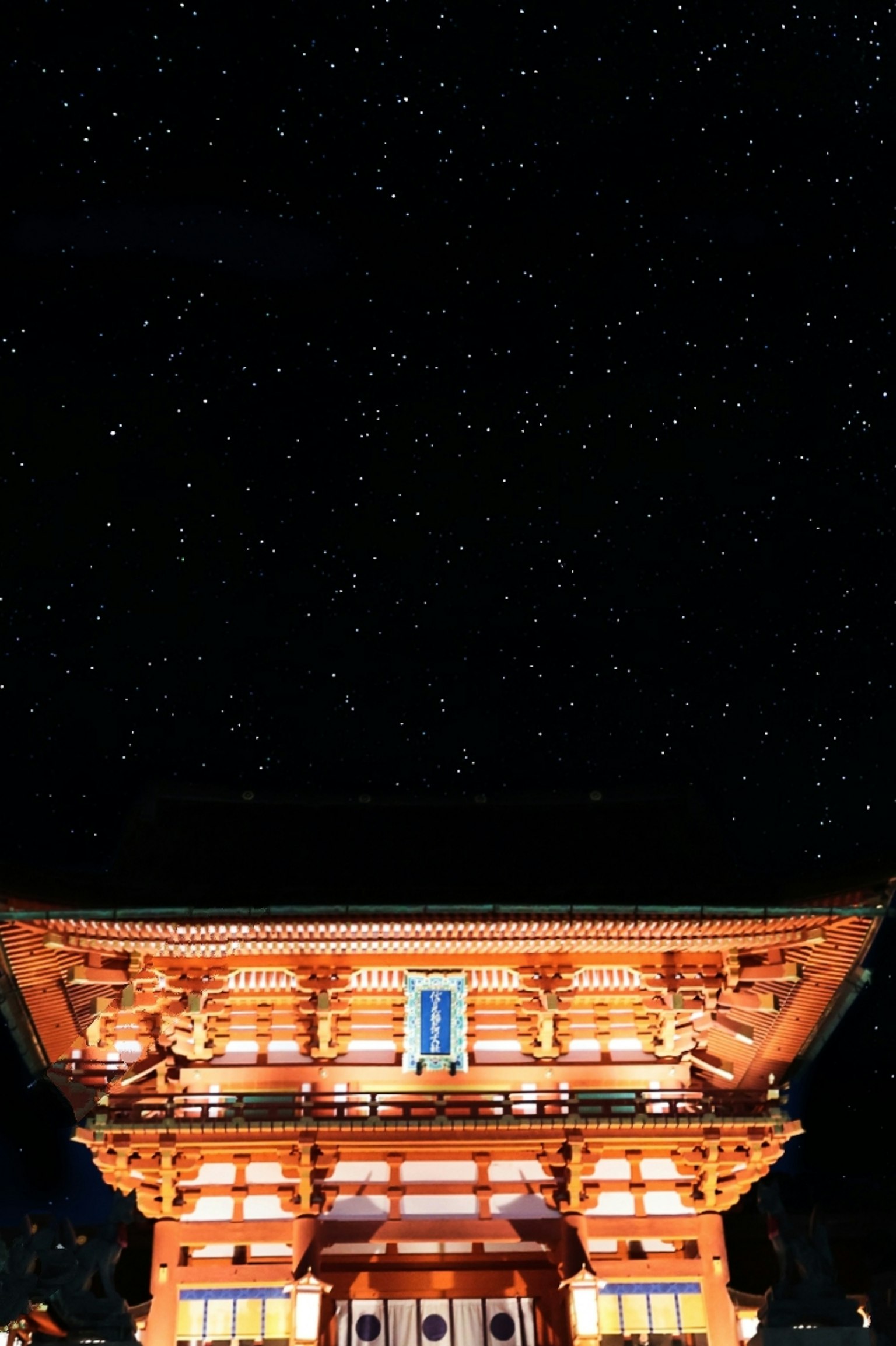 Kiến trúc chùa Nhật Bản truyền thống được chiếu sáng dưới bầu trời đầy sao