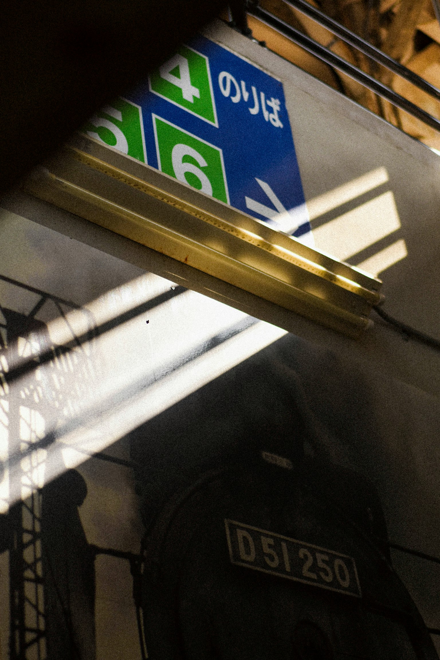 駅の看板と影が映る写真