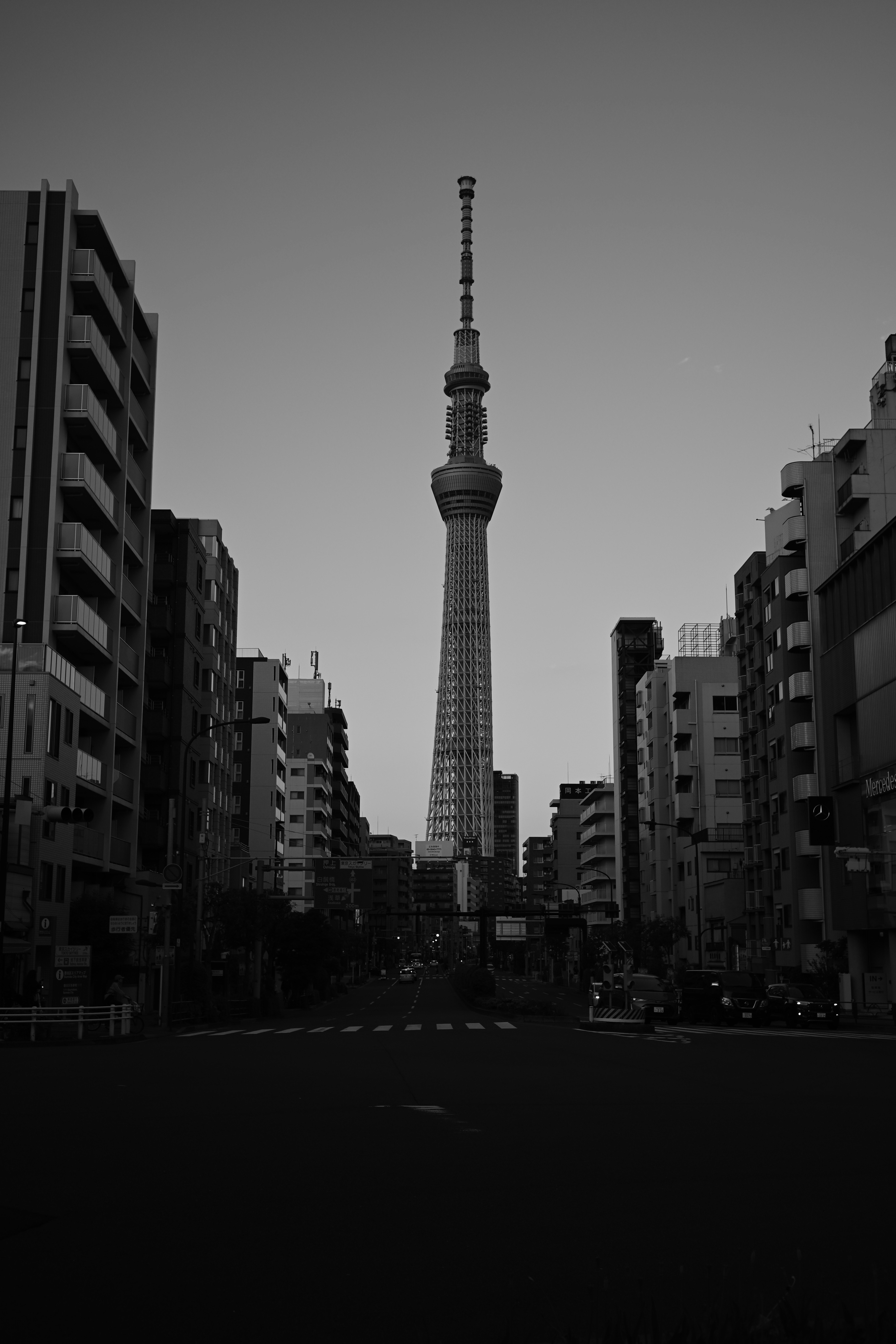 Silhueta de la Tokyo Skytree entre rascacielos del centro