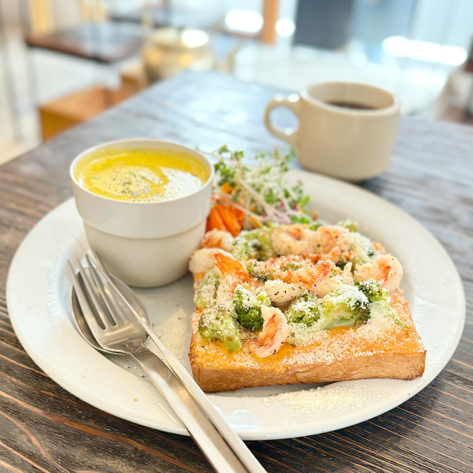 Assiette de petit-déjeuner avec toast aux crevettes et brocoli et soupe