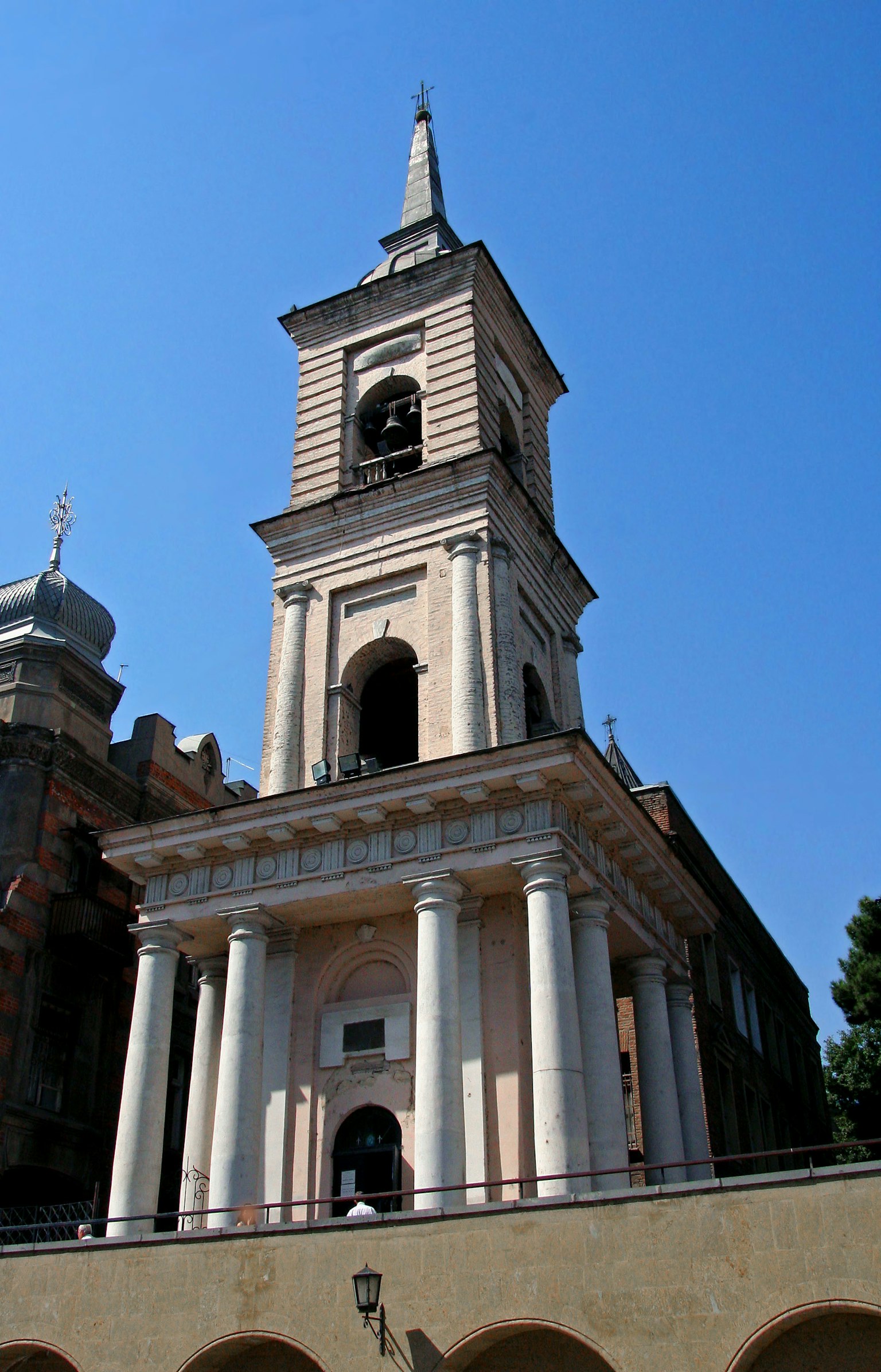 Belle tour de cloche d'église sous un ciel bleu clair