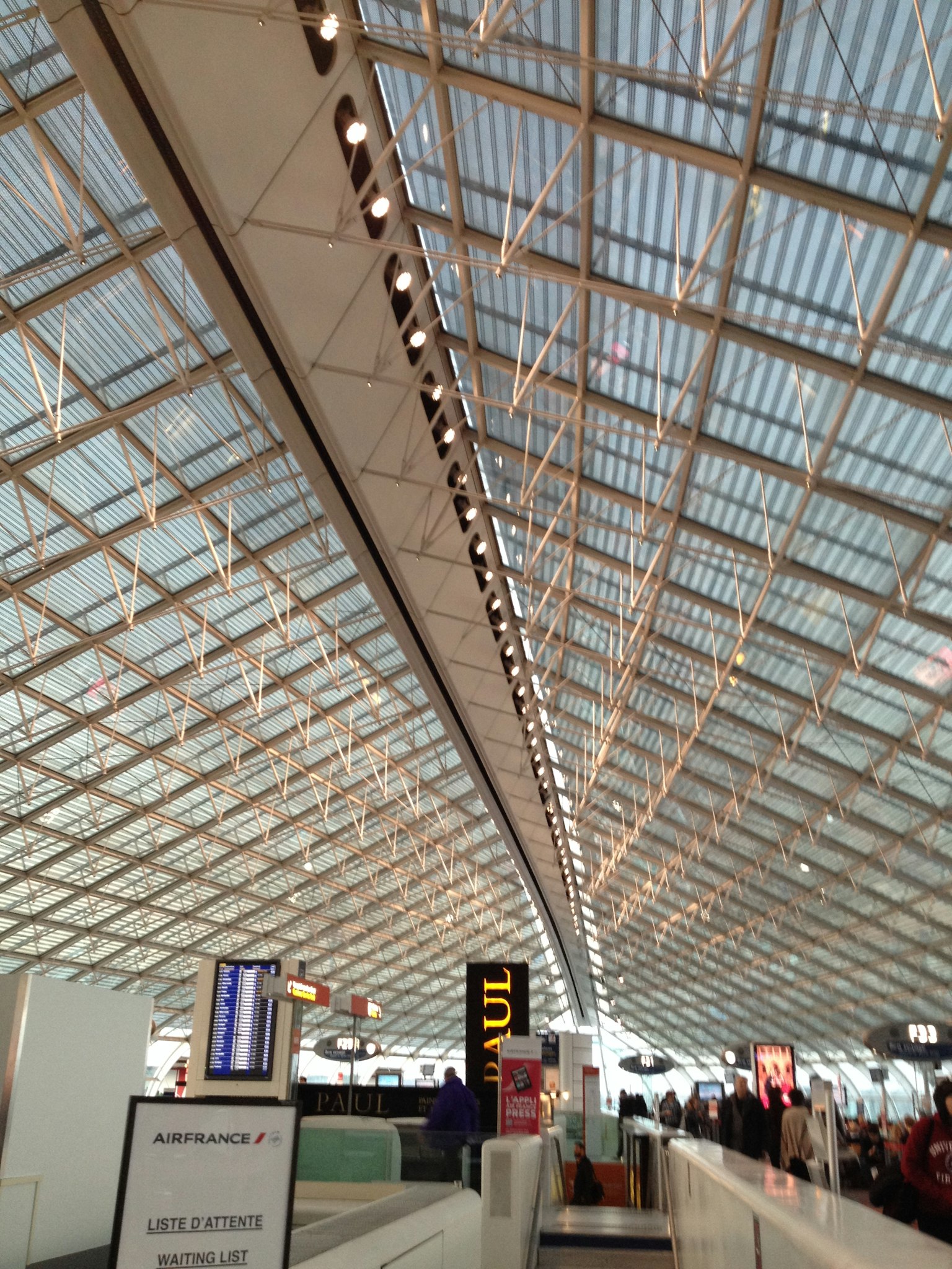 현대 공항 천장 디자인과 밝은 조명