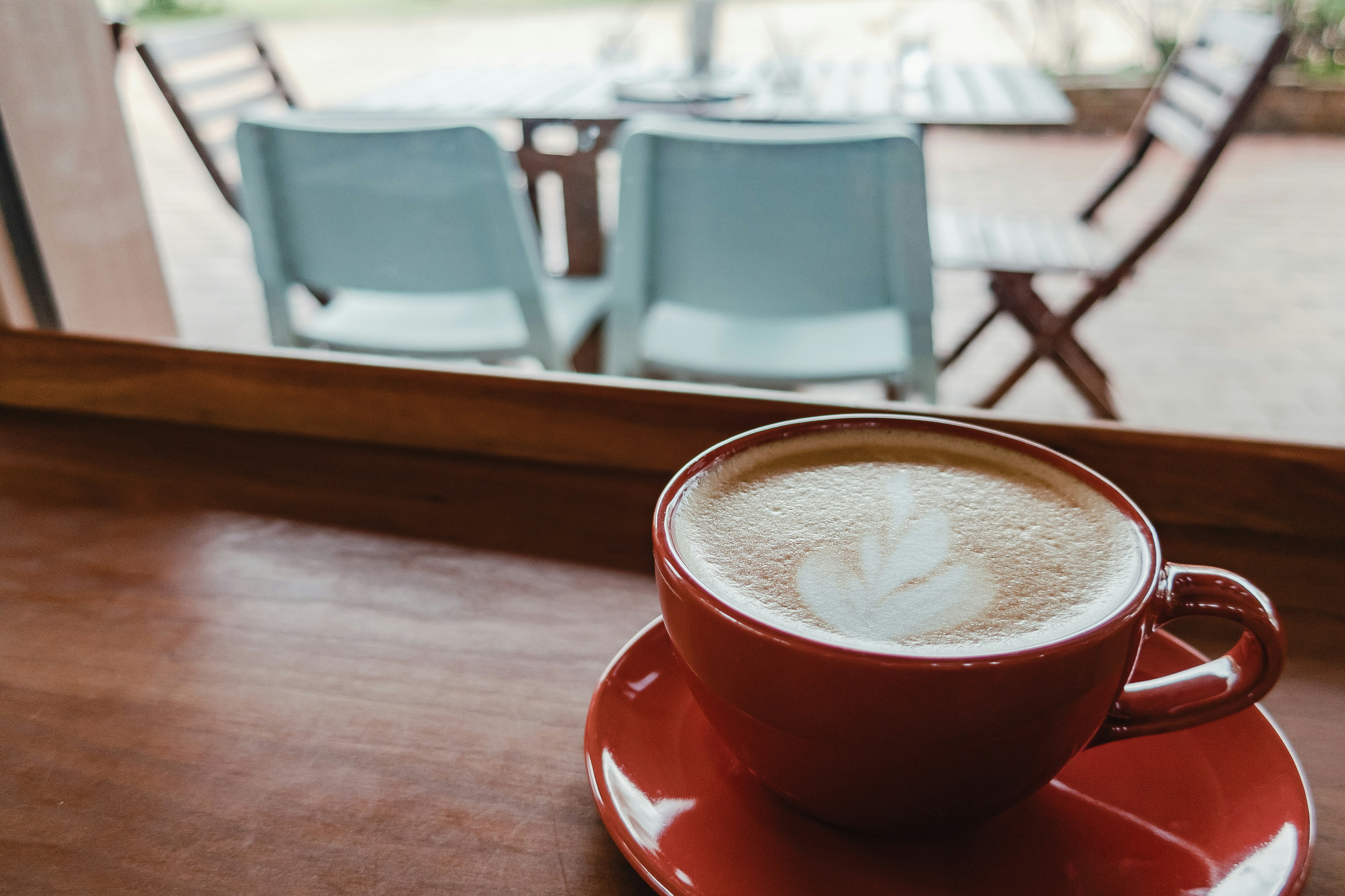 ラテアートのあるカフェラテのカップ