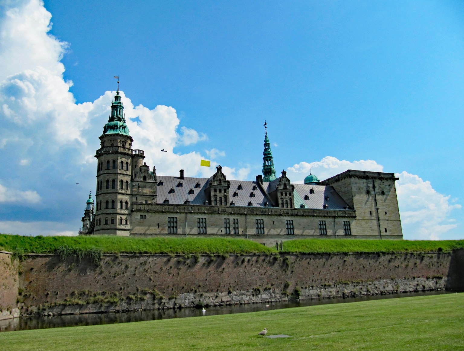 Gran vista del castillo de Hamlet bajo un hermoso cielo azul