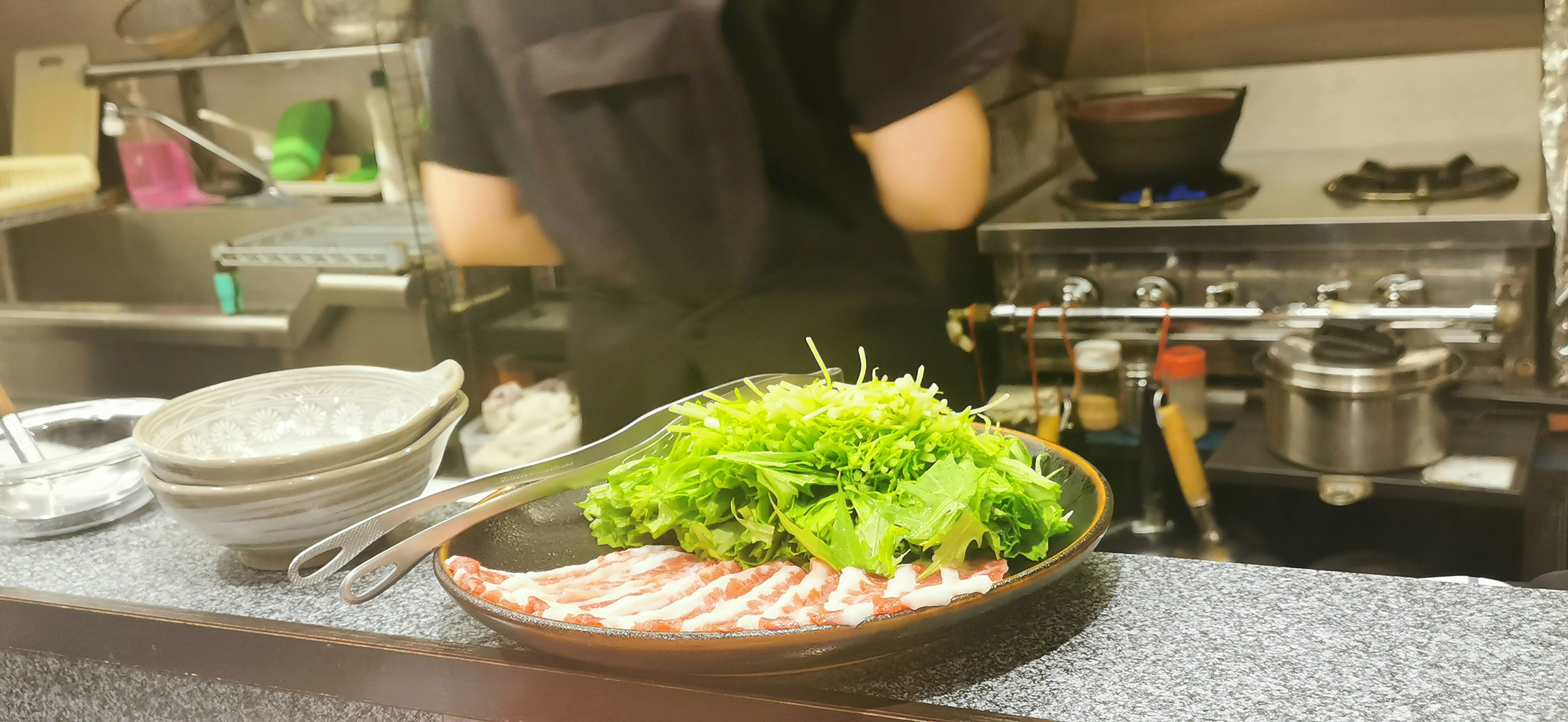 salad dan bahan yang disajikan di meja dapur