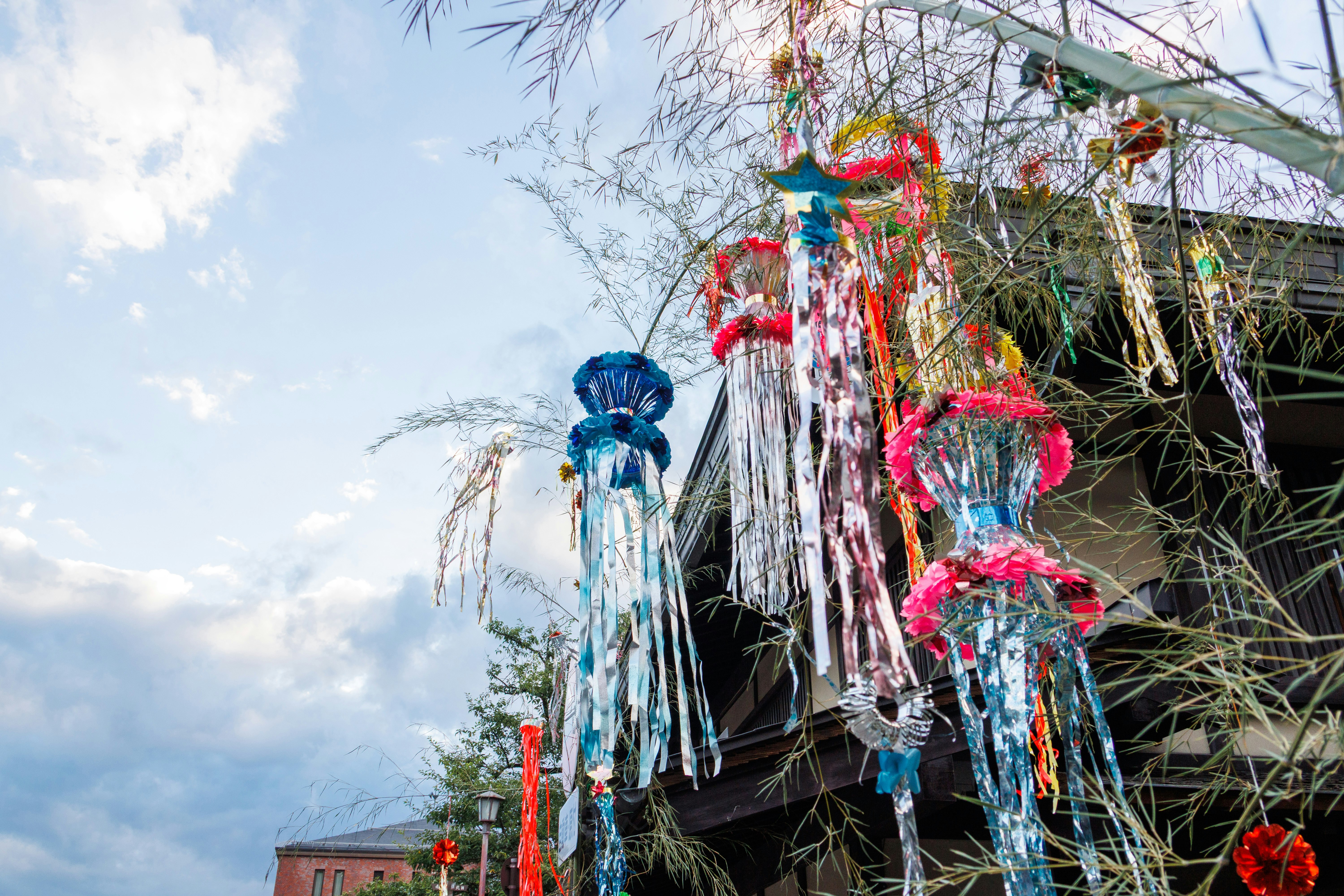 Trang trí Tanabata nhiều màu sắc và dải giấy trong lễ hội Hida Takayama
