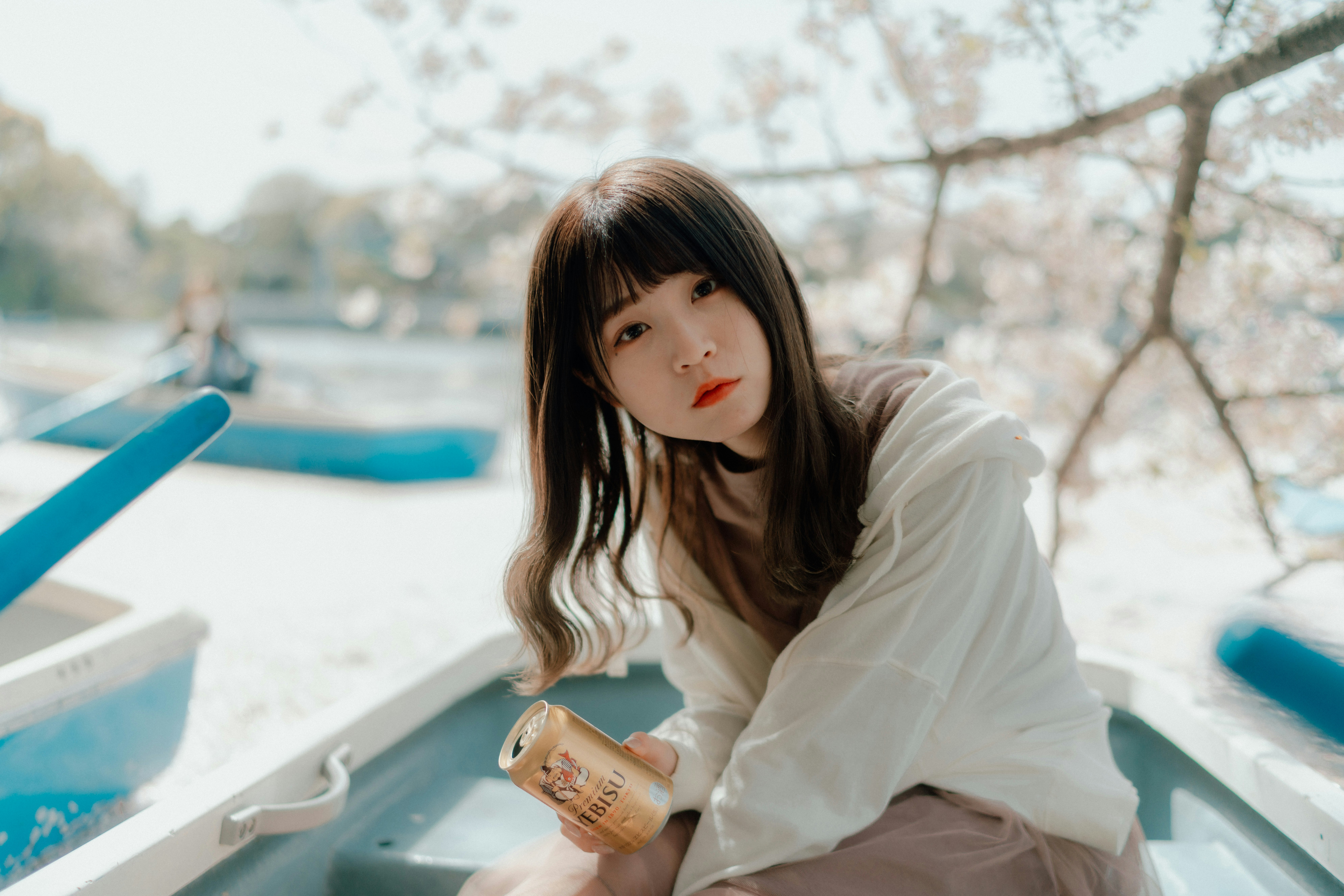 ボートのそばで微笑む女性