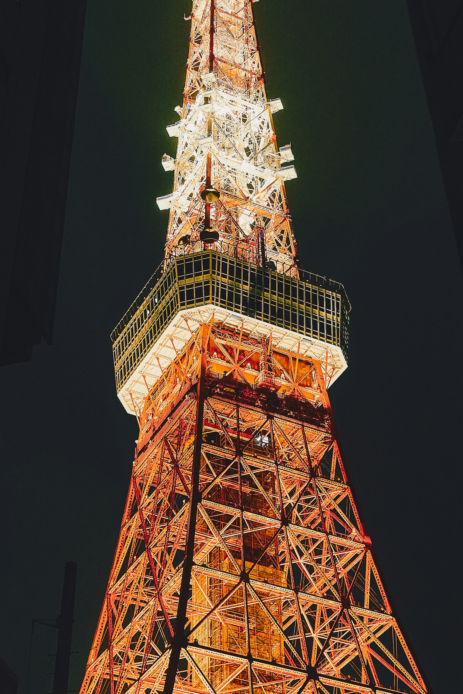 東京塔在夜晚被橙色燈光照亮