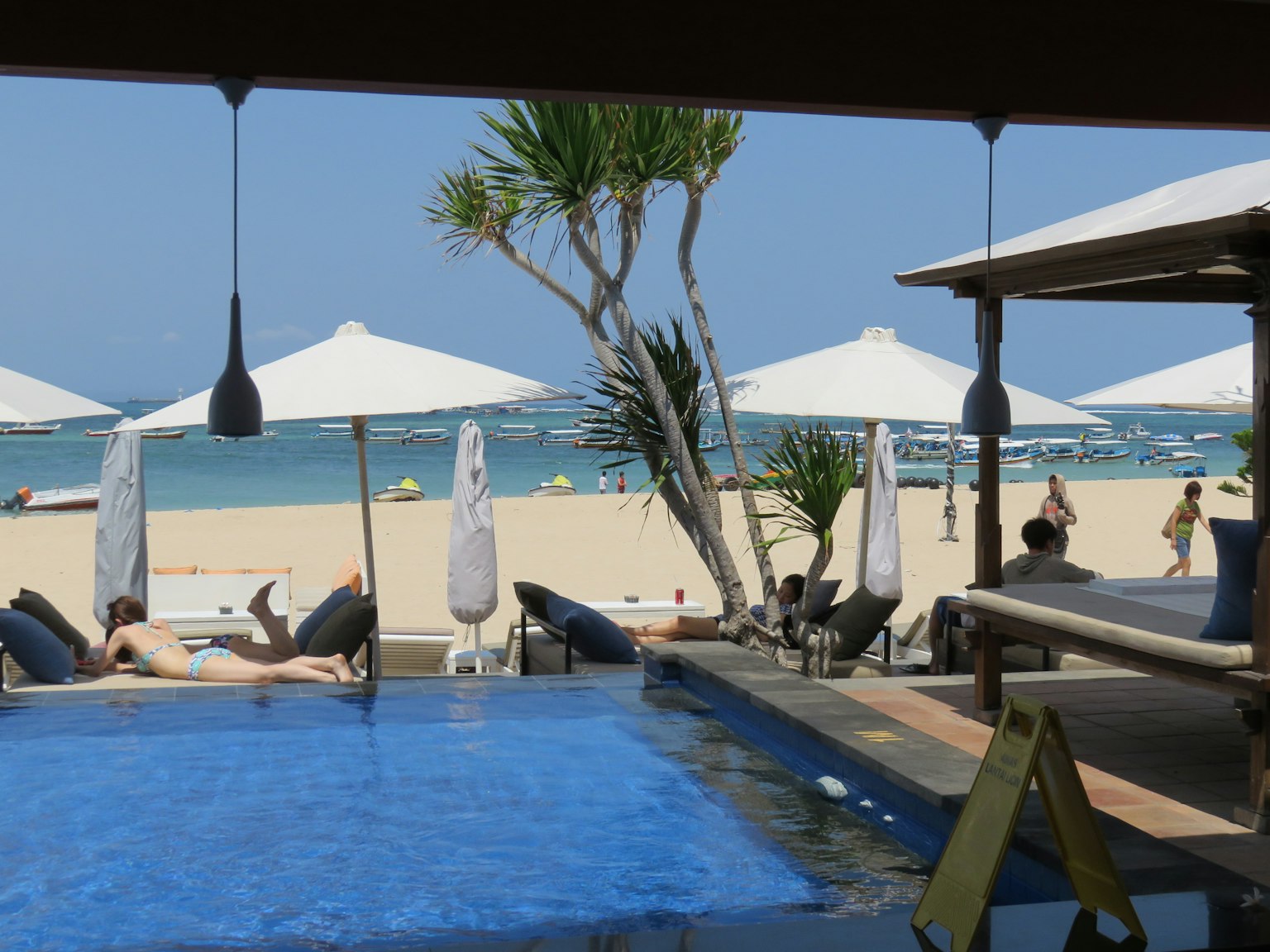 Cảnh biển và hồ bơi từ hiên resort
