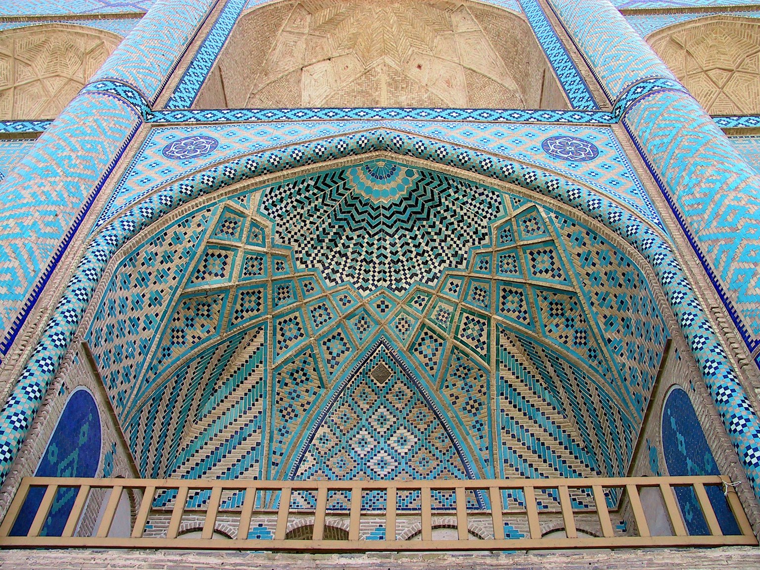 Arco de azulejos azules y techo con patrones geométricos