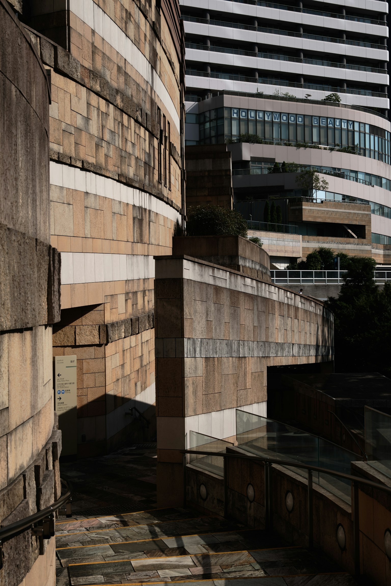 Paisaje urbano con arquitectura moderna de formas fluidas y texturas de concreto
