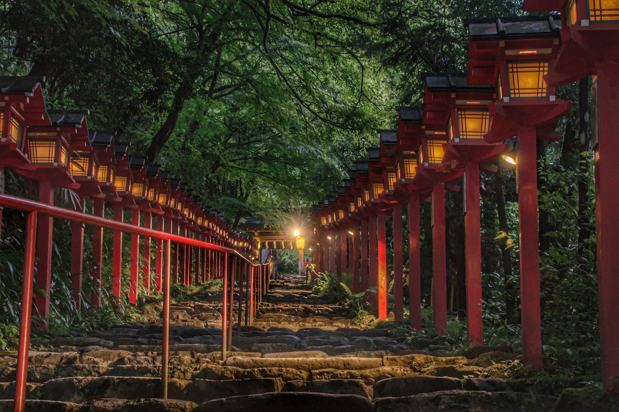 新緑の貴船神社の参道と朱塗りの回廊