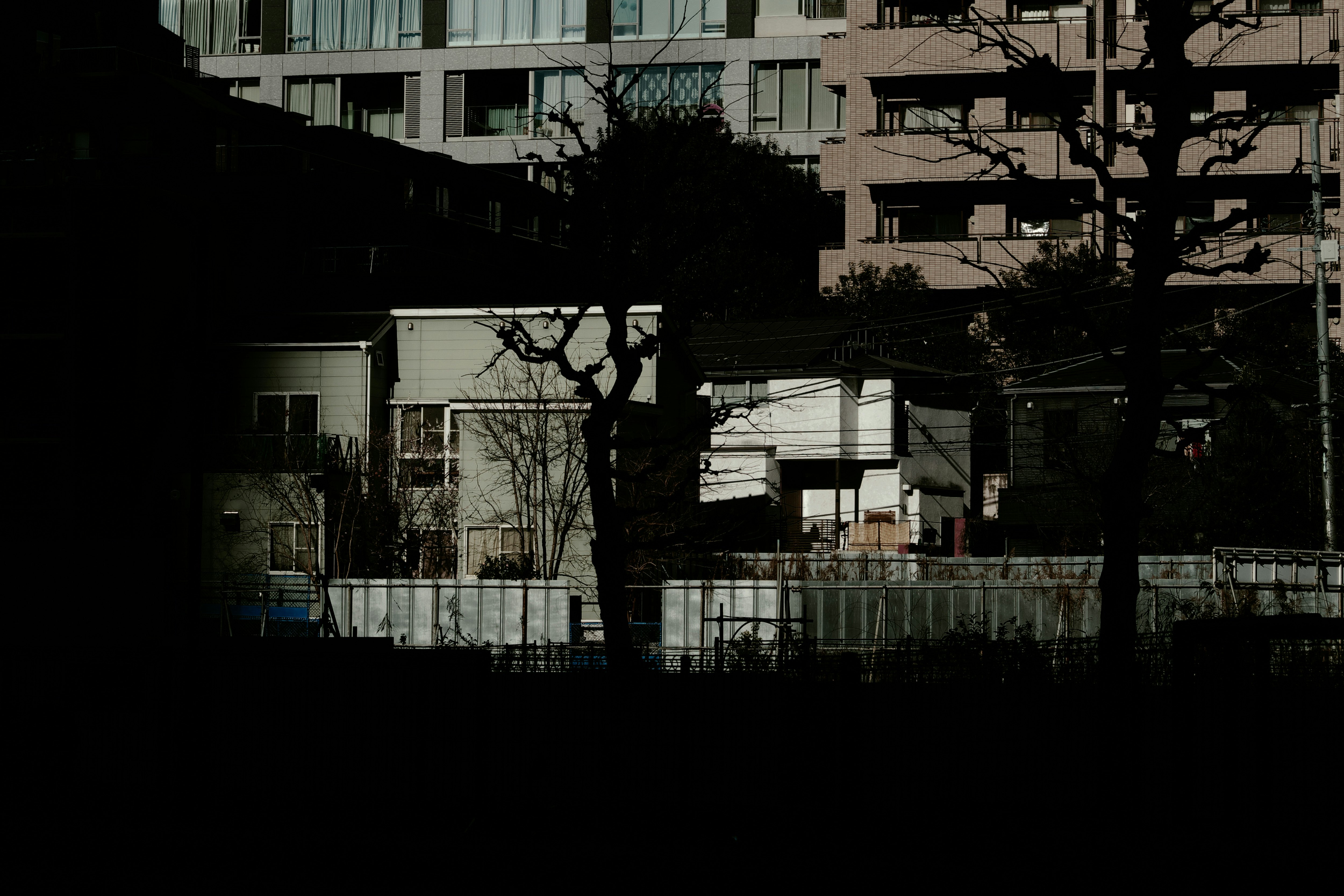 仮囲いのある都市の壁と街並み