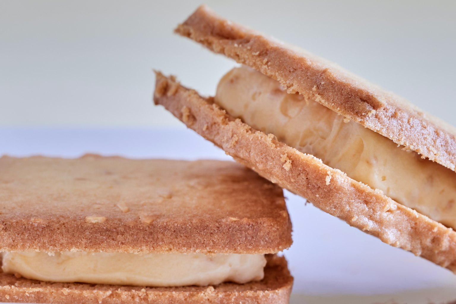 Crispy-Kekssandwich mit Cremefüllung
