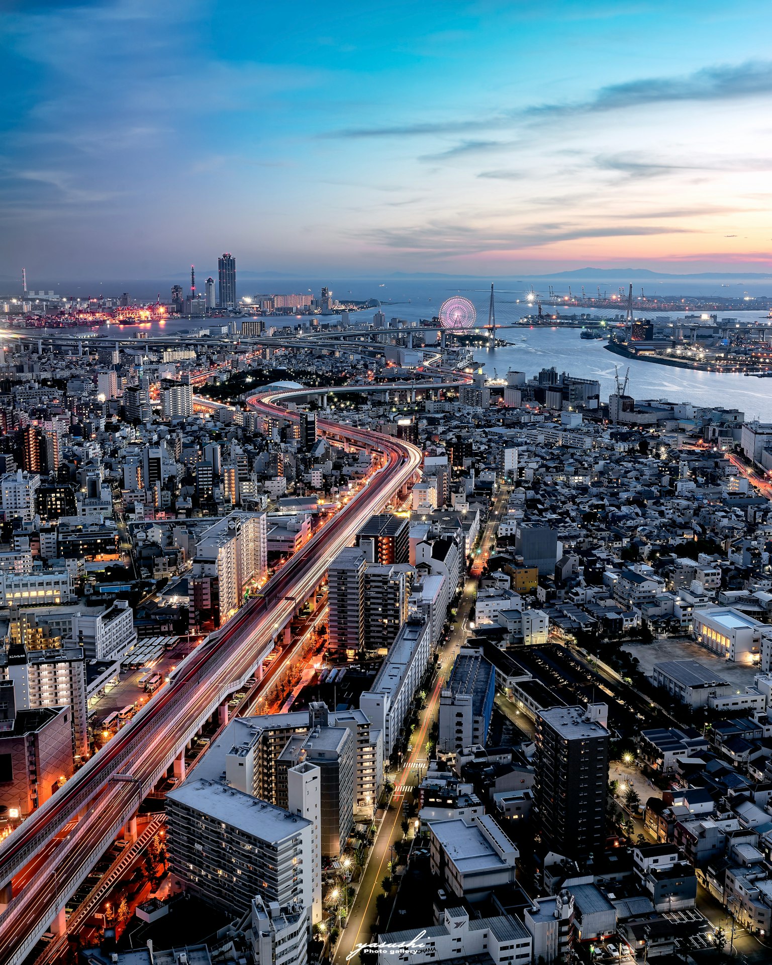 Skyline von Tokio bei Dämmerung mit einem Fluss und Stadtlichtern